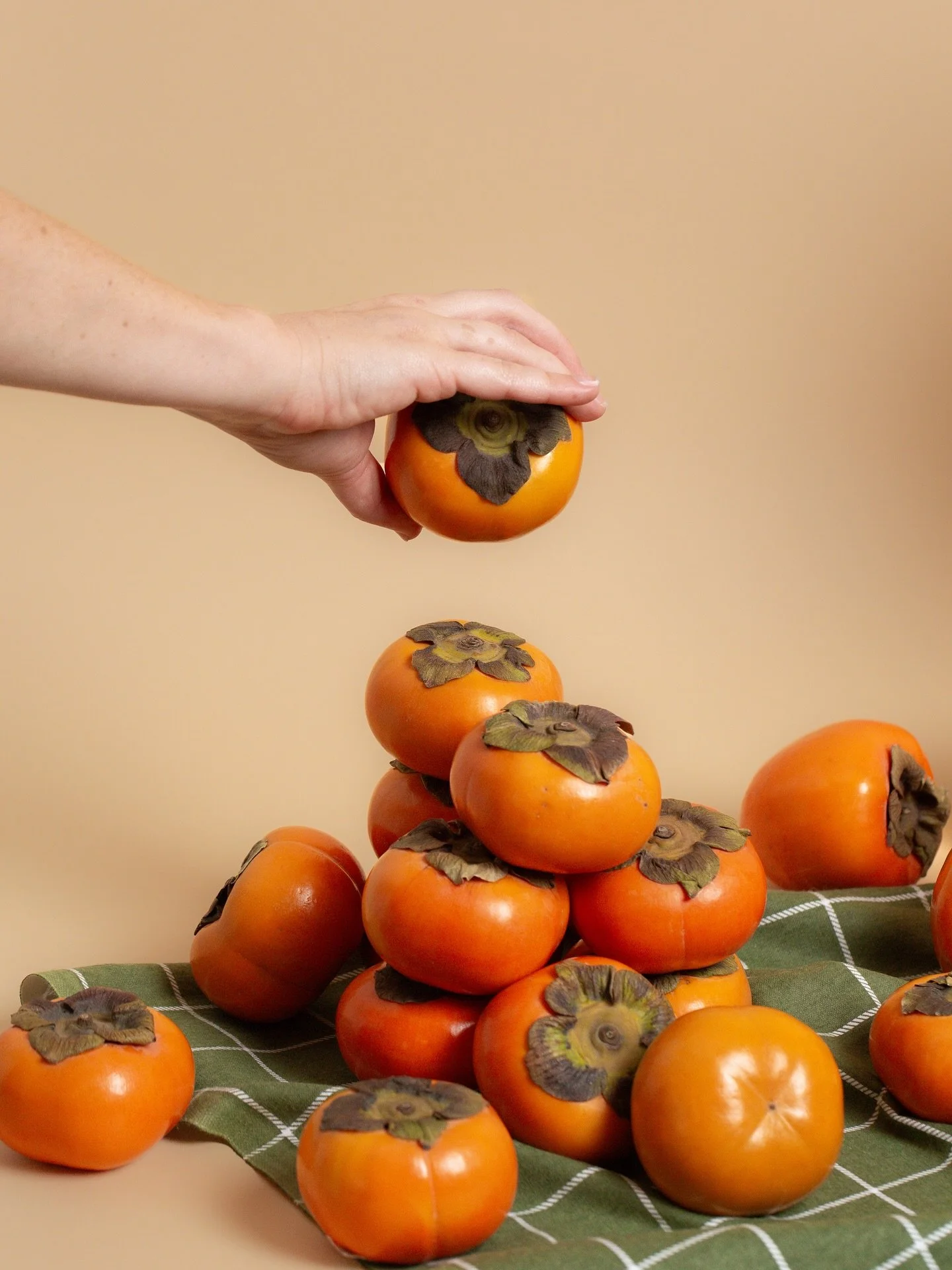 The fall lineup just got even sweeter… πβ¨ Persimmons have arrived!π€
Golden, glossy, and oh-so-delicious—these autumn beauties are nature’s candy ππ« Bursting with flavor and nutrients, they’re perfect for cozy bakes, char