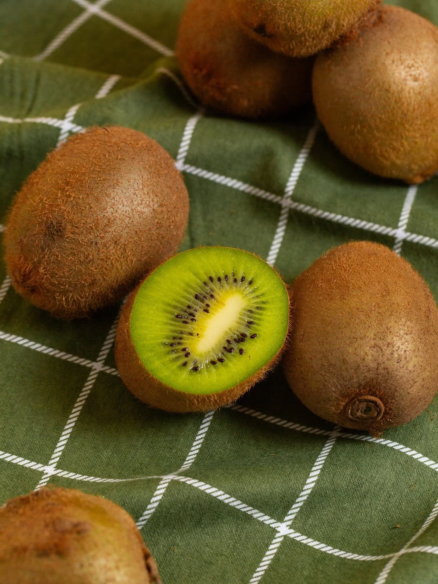 Fall’s freshest pick is here!ππ«ΆπΌOur seasonal Fruitful Market box is packed with fuzzy little gems that do it all…. kiwis! π₯π€
Did you know they pack more Vitamin C than an orange and are loaded with antioxidants + fiber? Talk about