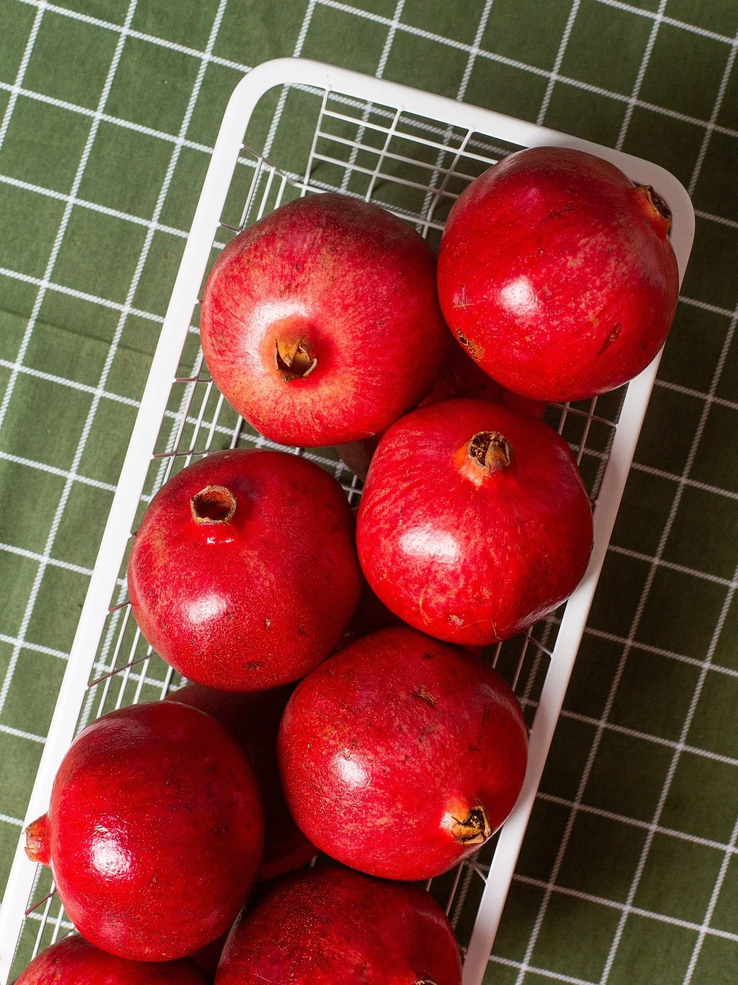 Pomegranates are here to add a pop of ruby-red goodness to your fall snacks, salads, and cozy vibes!π€π«Άπ»π Make sure to order your fruitful market box today & start snacking on falls juicy goodness!π₯°
#TheFruitfulMarket #FallFruit #Pomegranate