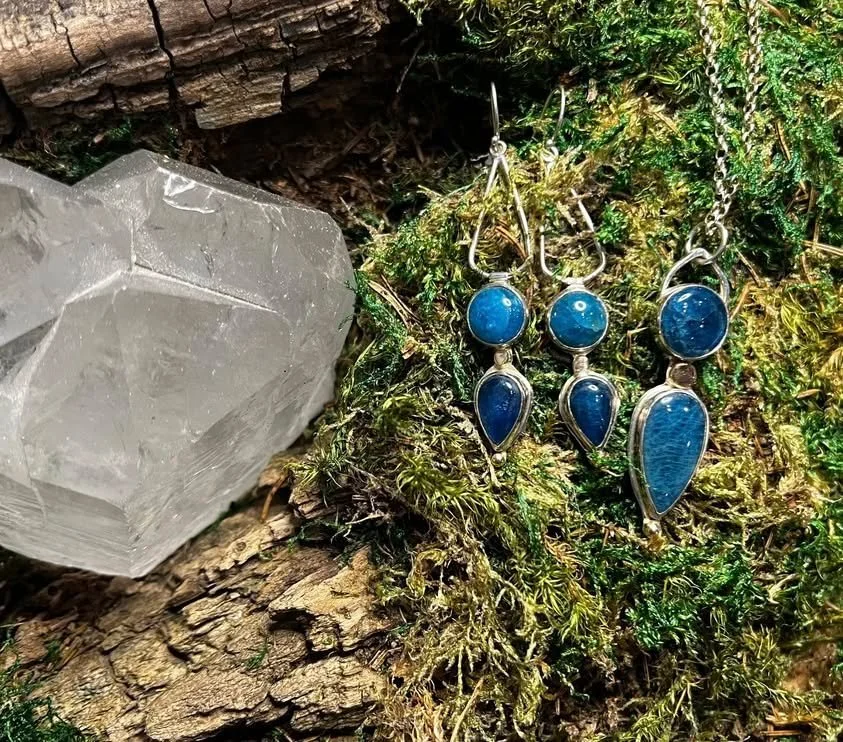 Stop 27 Corrales Art Studio Tour! 

A super awesome person who makes gorgeous jewelry. Jill Zeagler is with us at our stop again! 

I asked her to make me a custom piece for my birthday and it's the most beautiful goddess necklace with iolite and moo