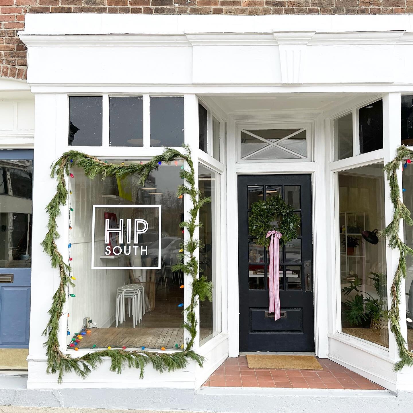 Happy holidays from Hip South! The downtown party runs from 3:00 to 5:00 with shop specials, events, and a sale or two&hellip;.my gift collection is 40% off! The annual Christmas parade begins at 5:00 with you know who making a special appearance🎅🏼