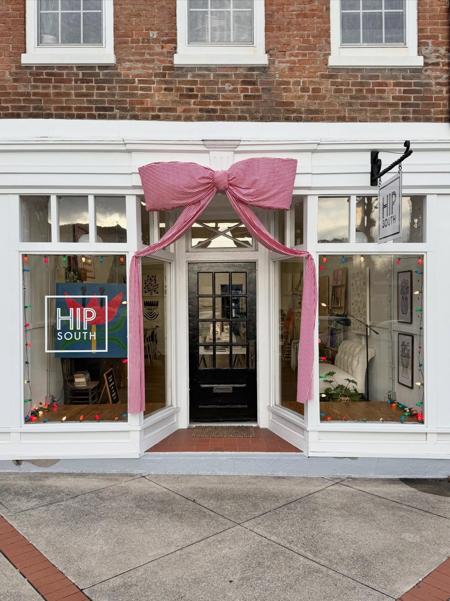 Have a Hip holiday! Hanging at the studio today&hellip;open til 2! Come by to shop art, books, and festive gifts.🎄🎅🏼 🎁