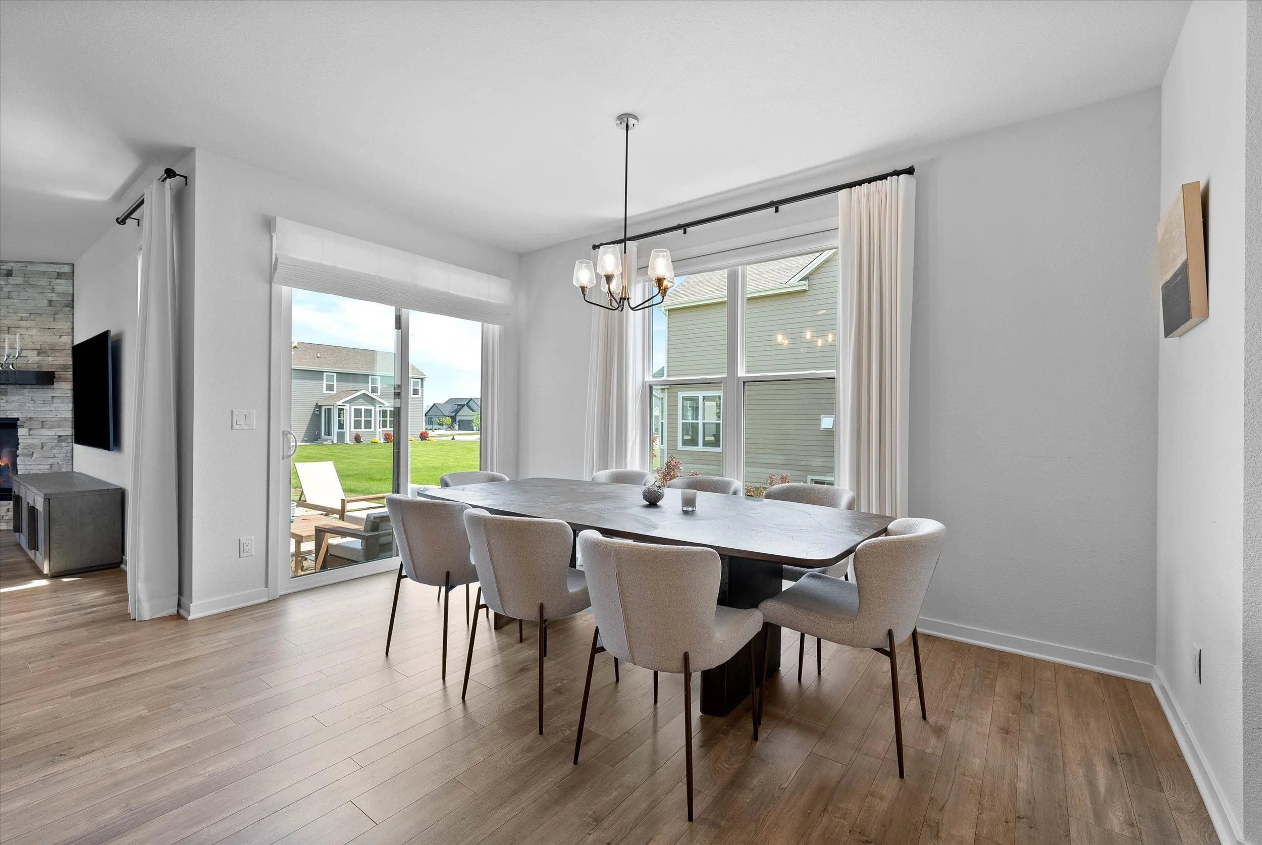 01-Dining Area.jpg