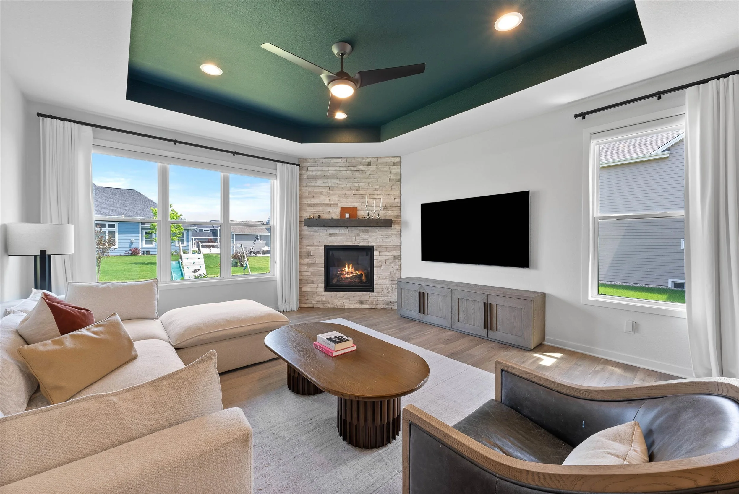 02-Living Room.jpg