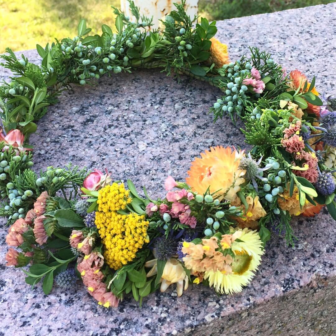 Bright and cheerful floral wreath