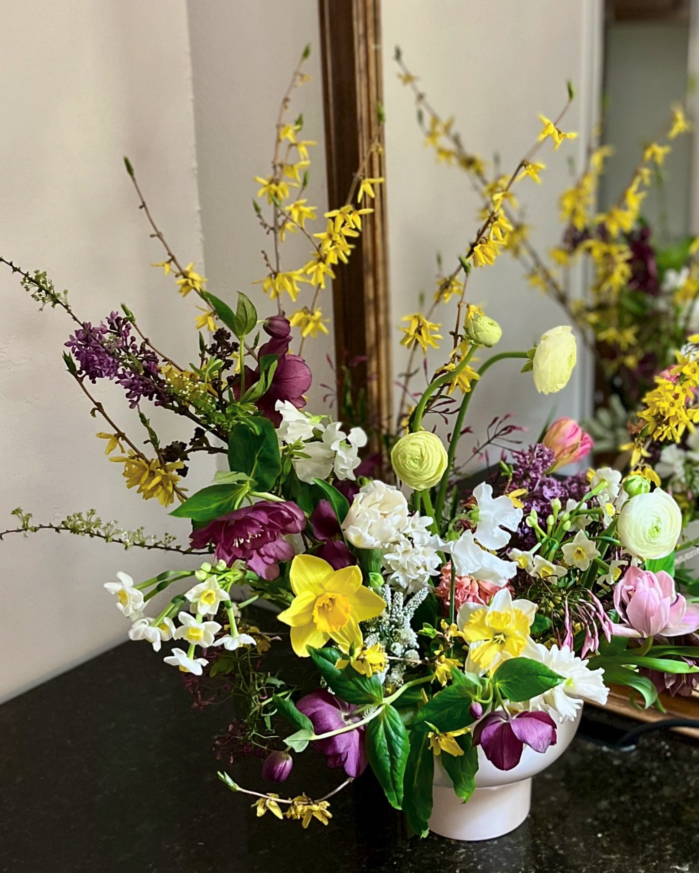 Centerpiece made last month as part of the design intensive workshop held at @greenmountainfloralsupply . Sue McLeary (aka @passionflowersue) was the instructor. A more artistic, creative and kind-hearted person would be hard to find. Kudos to Green 