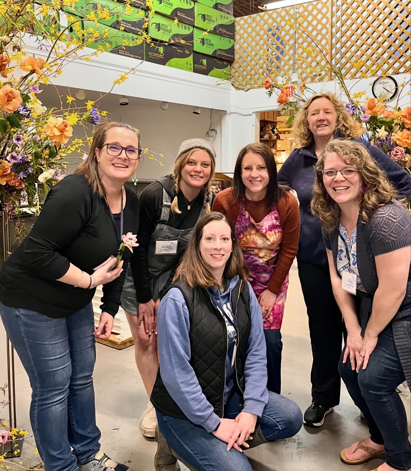 Good fun was had by all as our team made two standing arrangements, intended to flank a doorway leading into a reception. Thank you to @greenmountainfloralsupply for hosting the design workshop last month (great product!) and to @passionflowersue for