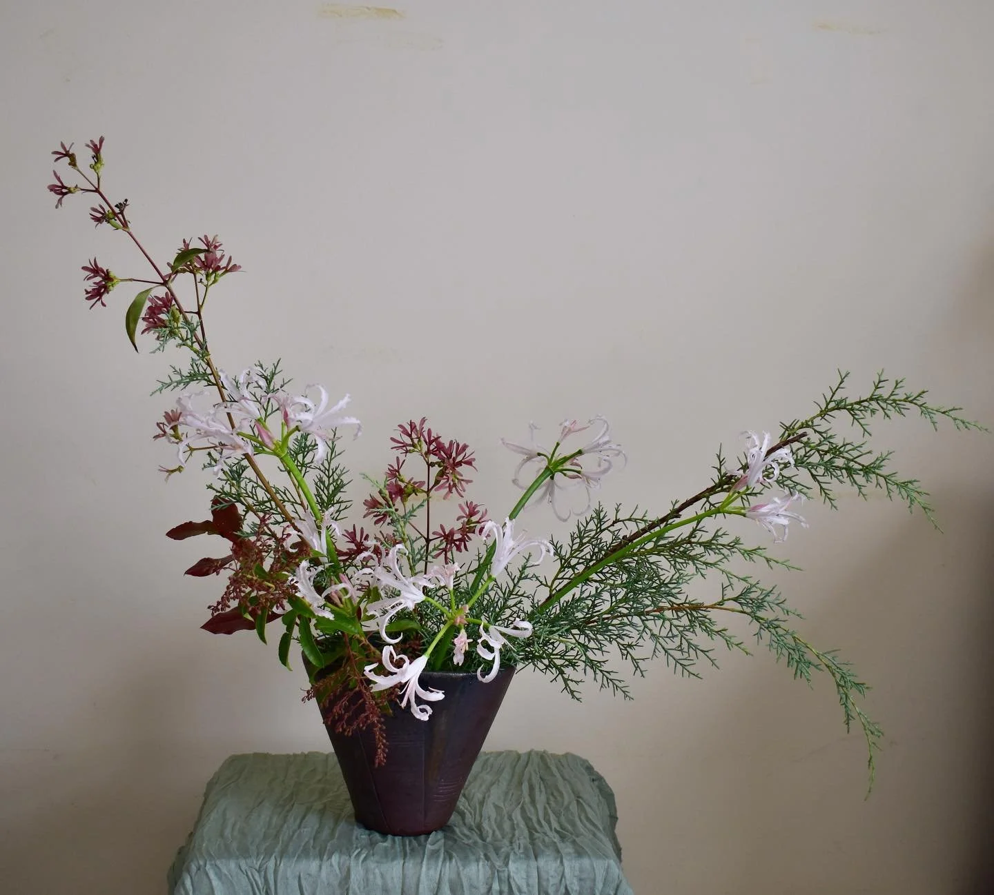 This is a Rising Form design entered in the recent Ikebana Flower Exhibit at @newenglandbg (October 24-26), put on by the Ikebana International Boston Chapter.  I&rsquo;m no Ikebana pro, but I&rsquo;m catching on!  Lines, form, color, intent, feeling