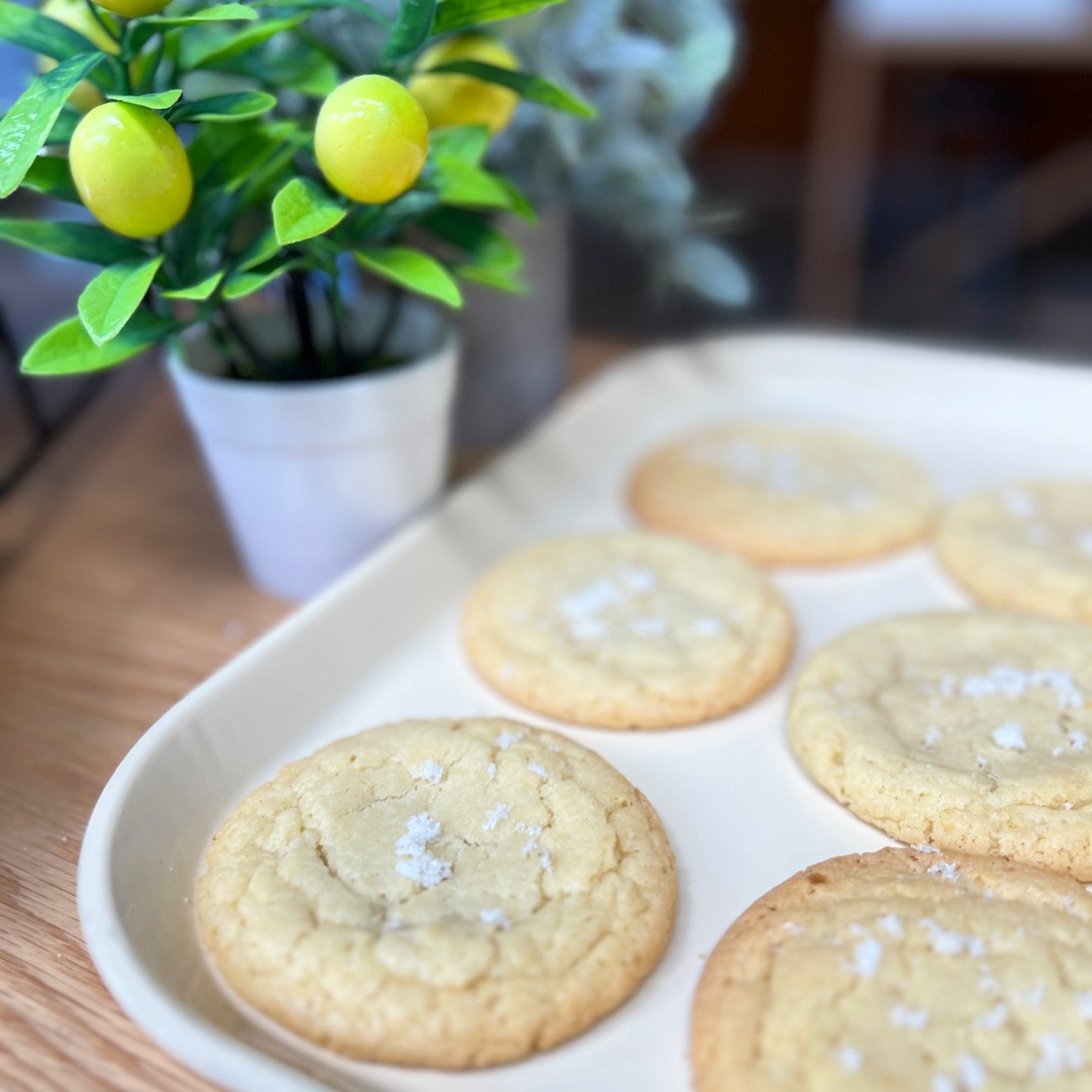 Happy Earth Day 🌎 🌱🍋 Let&rsquo;s celebrate this special day with a treat. Did you know that baking cookies can be Earth friendly? Here&rsquo;s a few tips to make your cookie-making experience more sustainable:

🍪 Choose local ingredients. Opt for