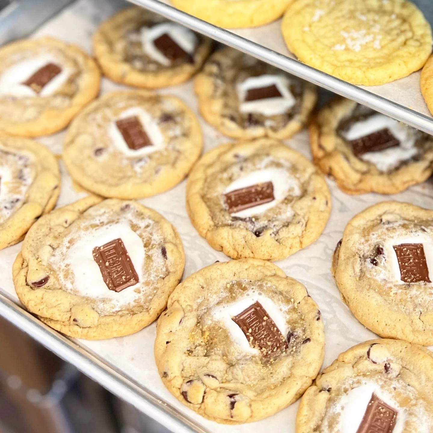 Snow falling outside, cookies baking inside&hellip;. There&rsquo;s no better snow day plan ❄️🍪

Hope everyone is enjoying the snow 😊 

#Seattle #Snowday #bakingathome #cookies