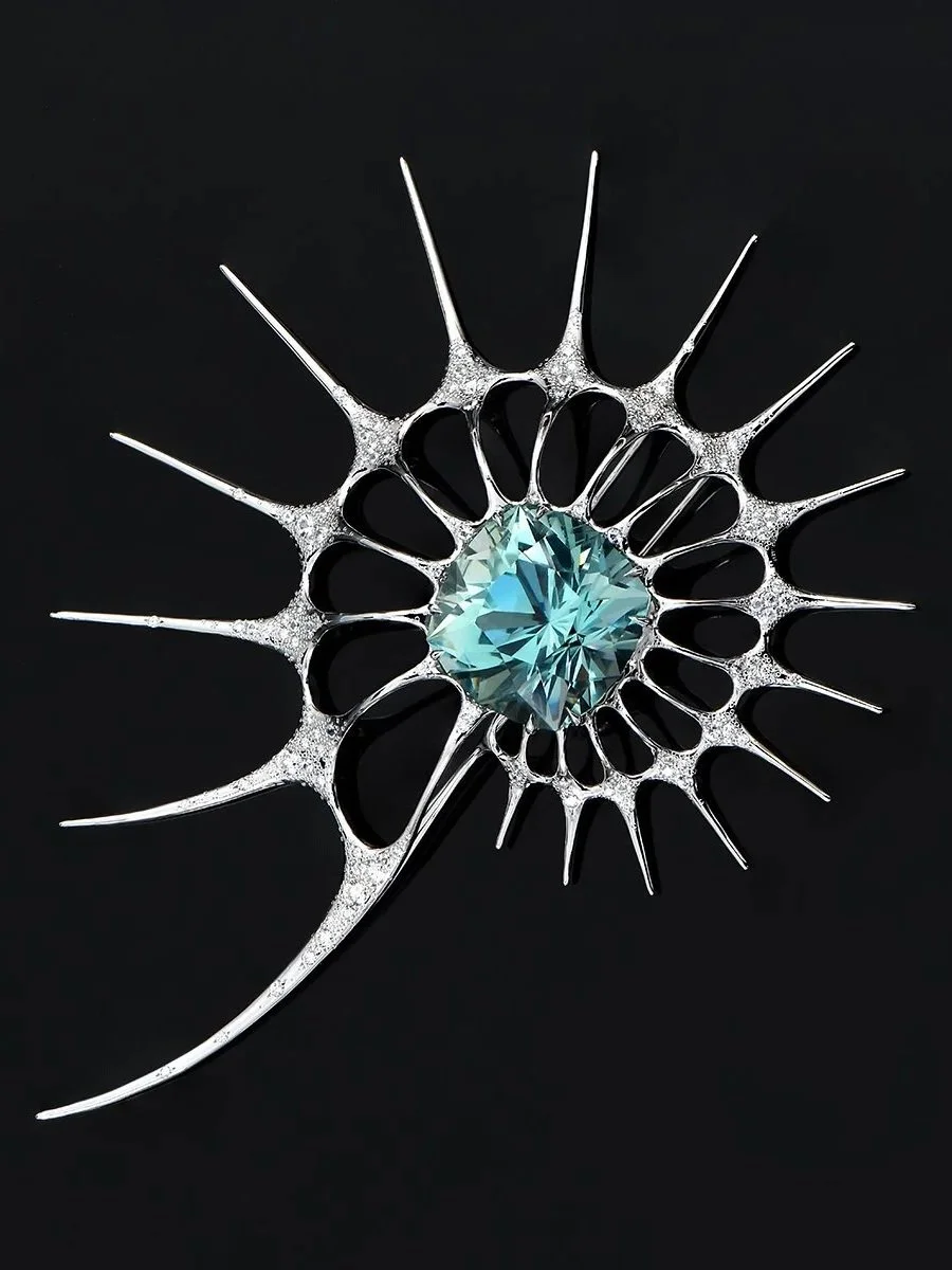 Broche en forme de coquillage en spirale, or blanc, grande pierre bleue au milieu, diamants, sur fond noir, photo d'art