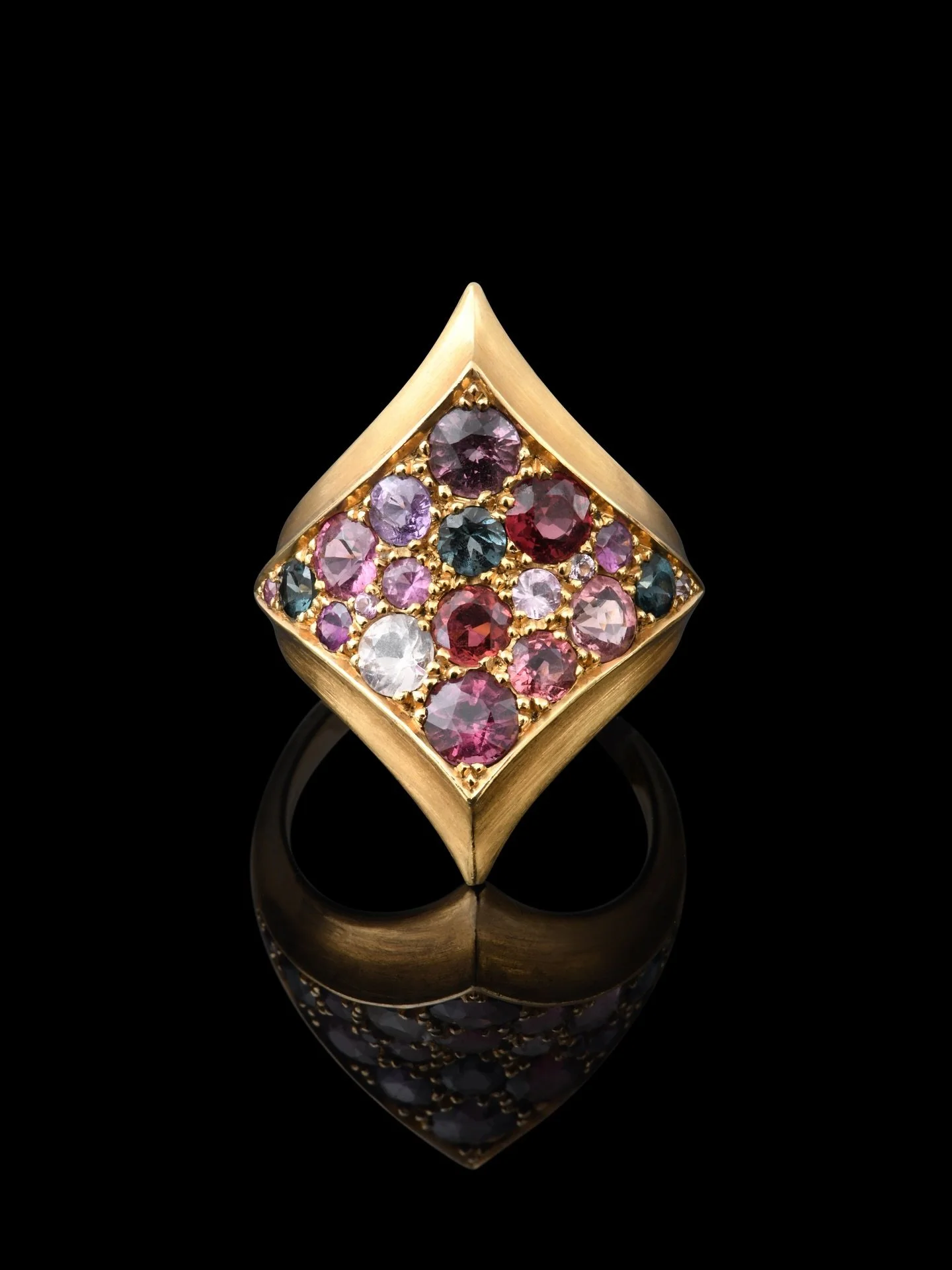 Shield ring fresh off the bench 
Sapphires, spinels and yellow gold ✨
#craftmanship #artjewelry #jewelryart #jewelryartist #jewelrydesigner #shieldring #shieldjewelry #empowermentjewelry #capucineh #statementjewelry #statementring #cocktailring