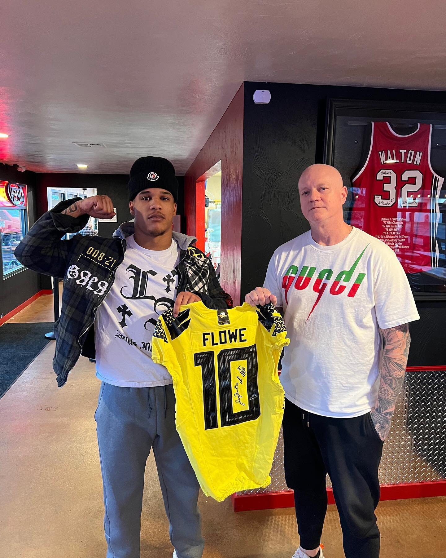 We were extremely blessed to have @f1owe play here in Oregon! Gonna miss you brother. All the best in Arizona👊🏻 #flowe #heem #oregon #football