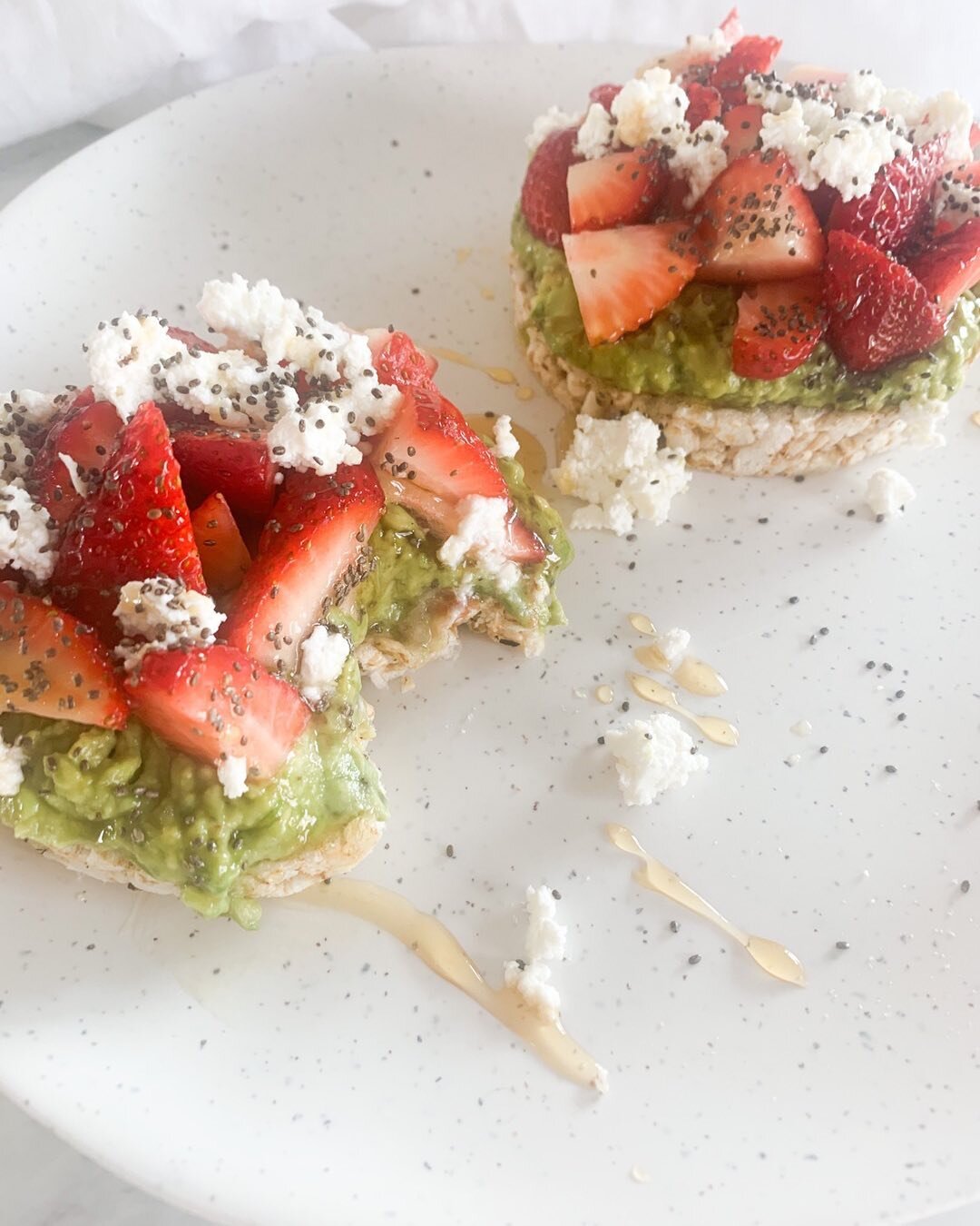 Avocado rice cakes🥑
My kinda simple snack👌🏻
.
.
Creamy, crunchy, a little sweet, a little salty!
.
.
Satisfying all my cravings😋
.
.
Packed full of nutrients, keeping me full for hours AND takes under 5 minutes to throw together!🙌🏻
.
.
Defiantl