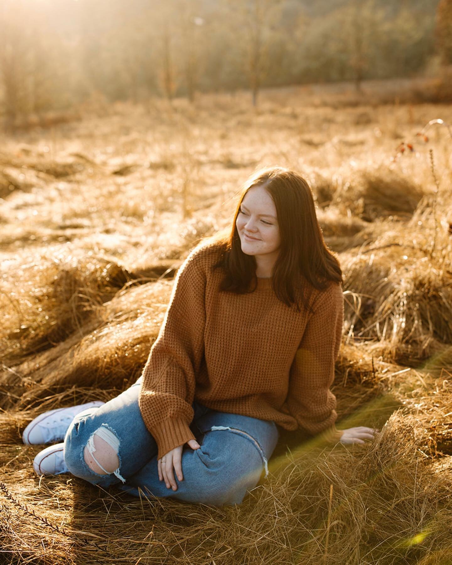 That golden glow be hittin different tho ☀️

#goldenhour #goldenhourseniorportraits #seniorphotos #oregonseniorphotographer