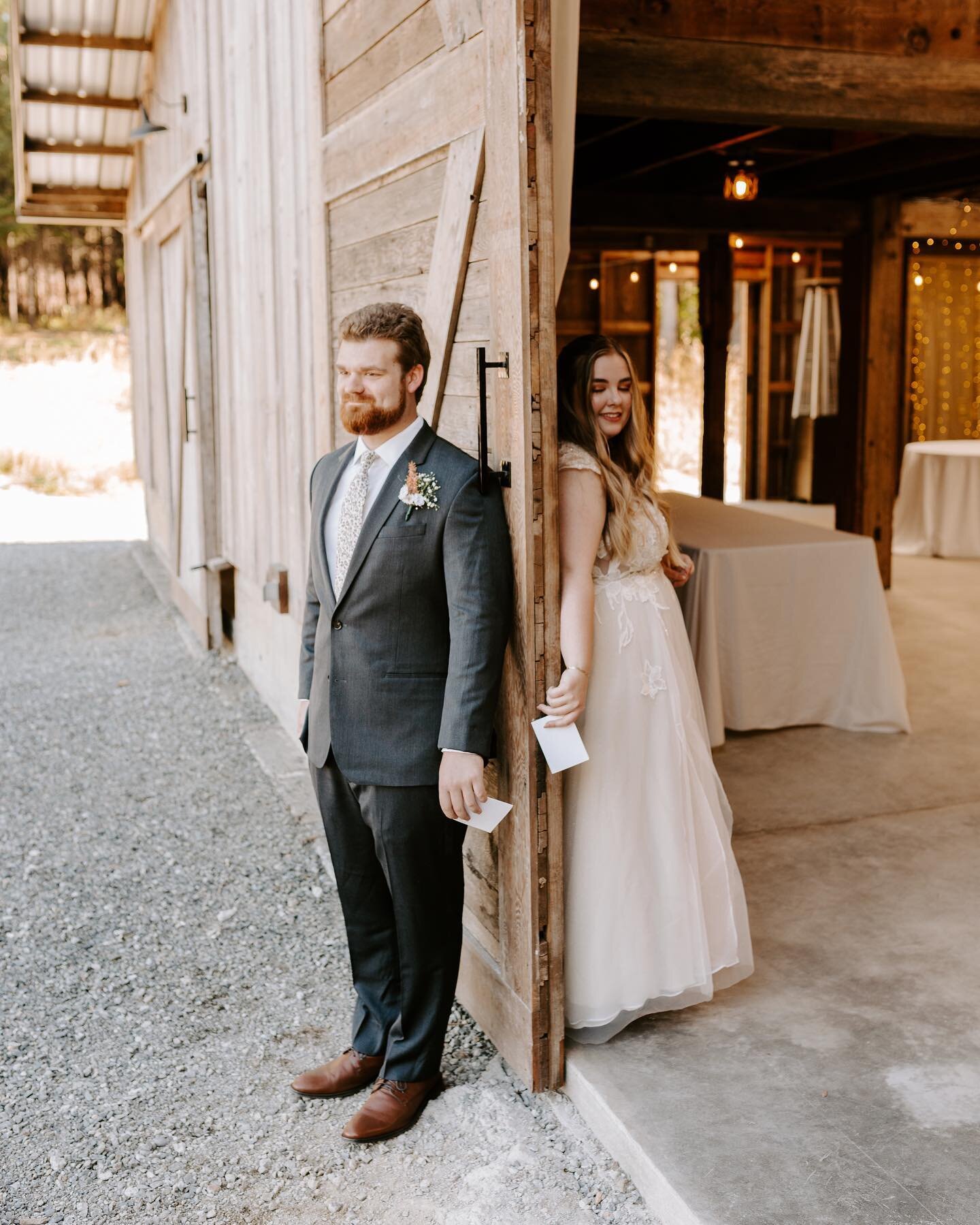 A little love letter just for you 💌 

#wedding #oregonweddingphotographer #weddingphotography #oregonphotographer #loveletters #firstlook #weddingdress