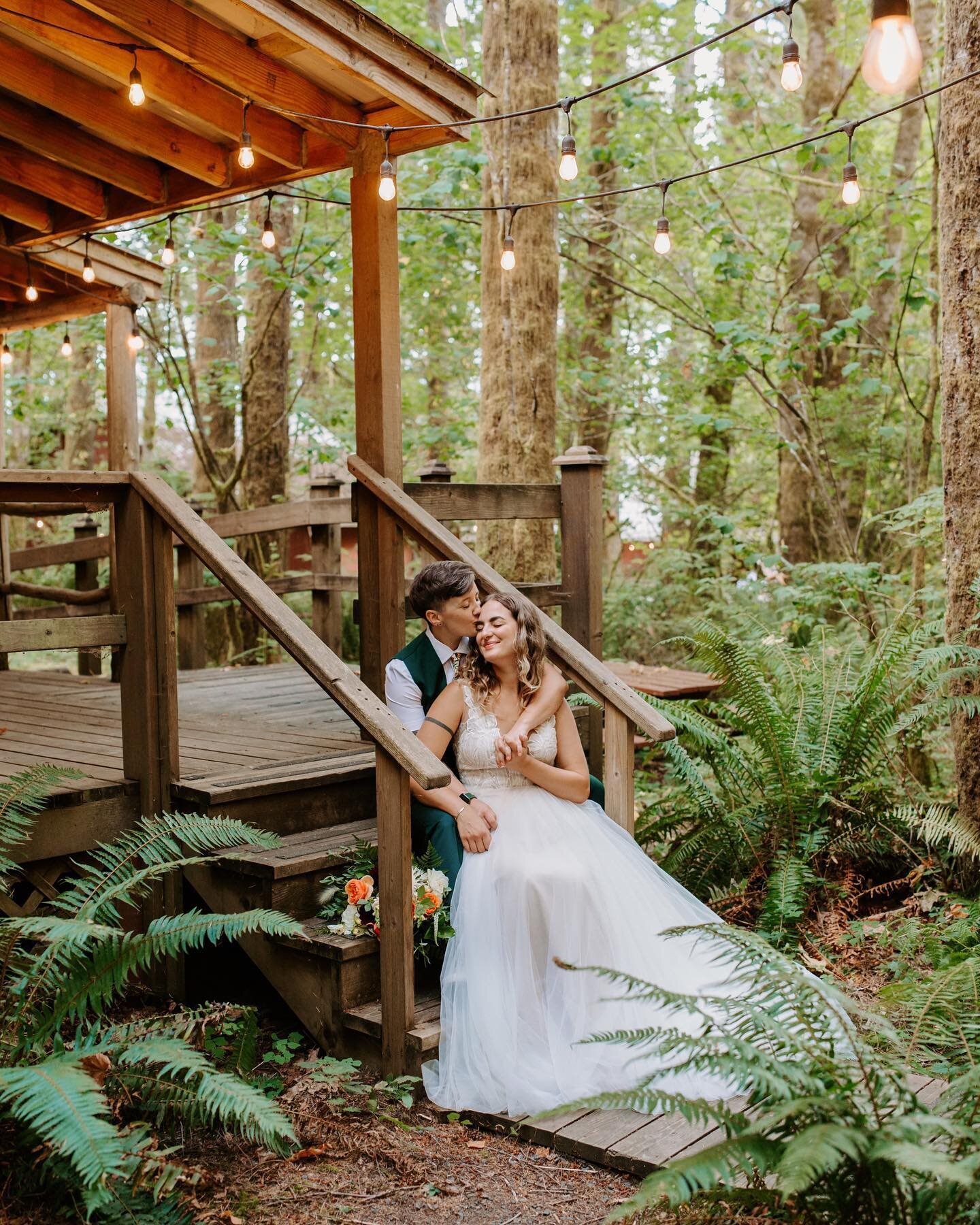 A little #tbt to this amazing wedding last summer! Liz and Sarah&rsquo;s wedding was absolutely beautiful and a foresty dream come true✨