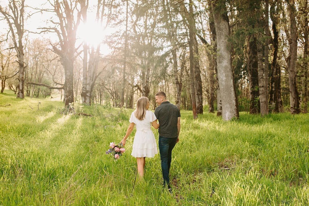 There&rsquo;s nothing quite as magical as a spring engagement session! Also peep the second photo to see some wild elk who decided to say hi!

&bull;
#engagementphotos #engagementphotography #oregonengagementphotographer #oregonweddingphotographer #o