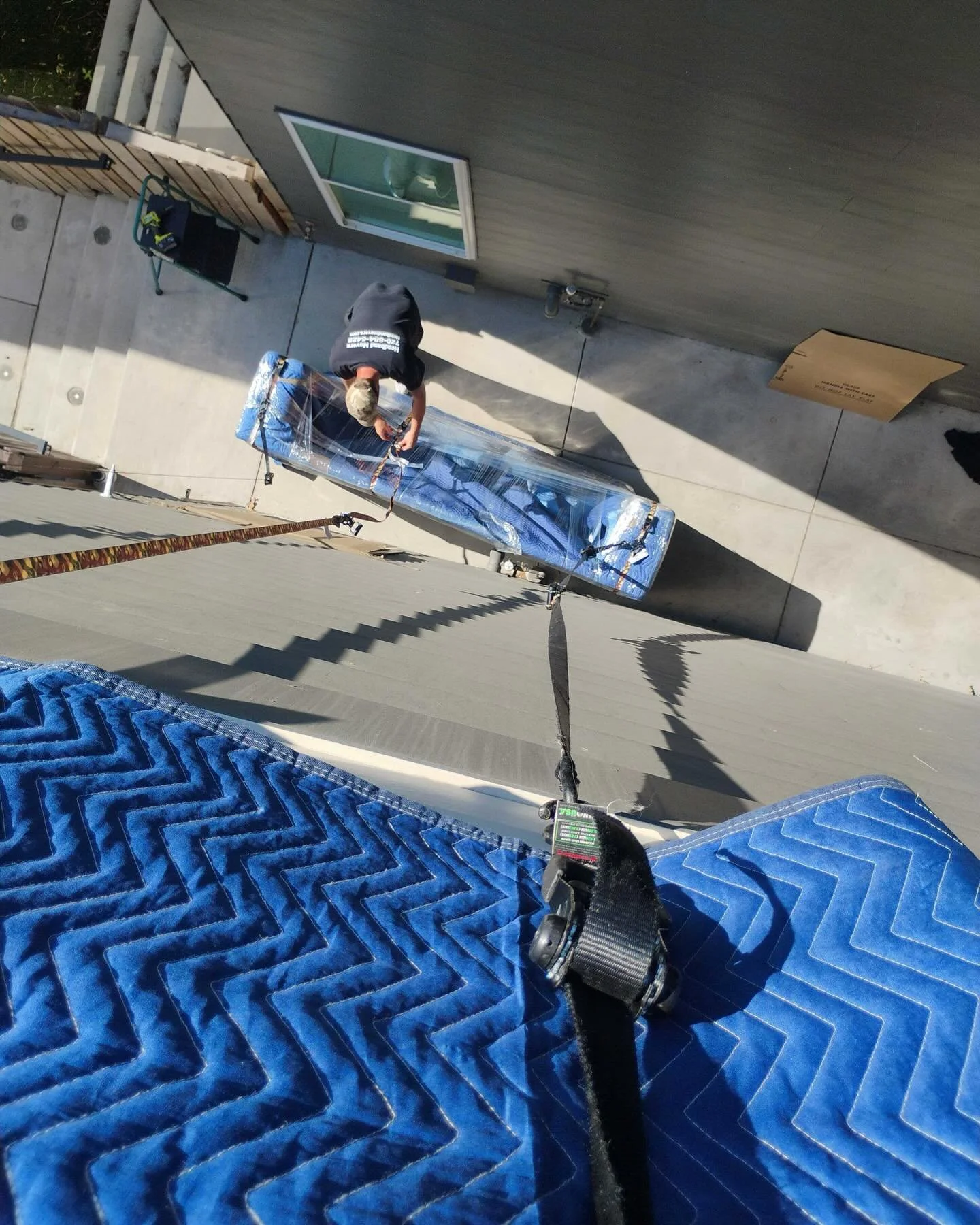 Yesterday we successfully hoisted a 250lb couch (9ft) to a 3rd floor balcony 🤘🏻 These types of moves require a high level of communication and team work because 1 mistake can be catastrophic.