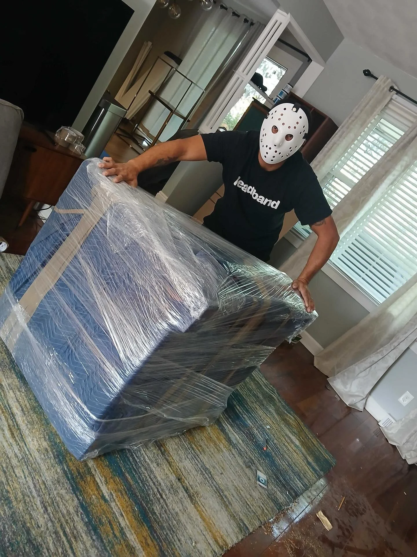 Moving Can Be Scary… 👻
But it doesn’t have to be with Headband Movers!
We’ll handle the heavy lifting so you don’t have to scream when you see those stairs 😱
From creepy crawl spaces to haunted attics, our crew isn’
