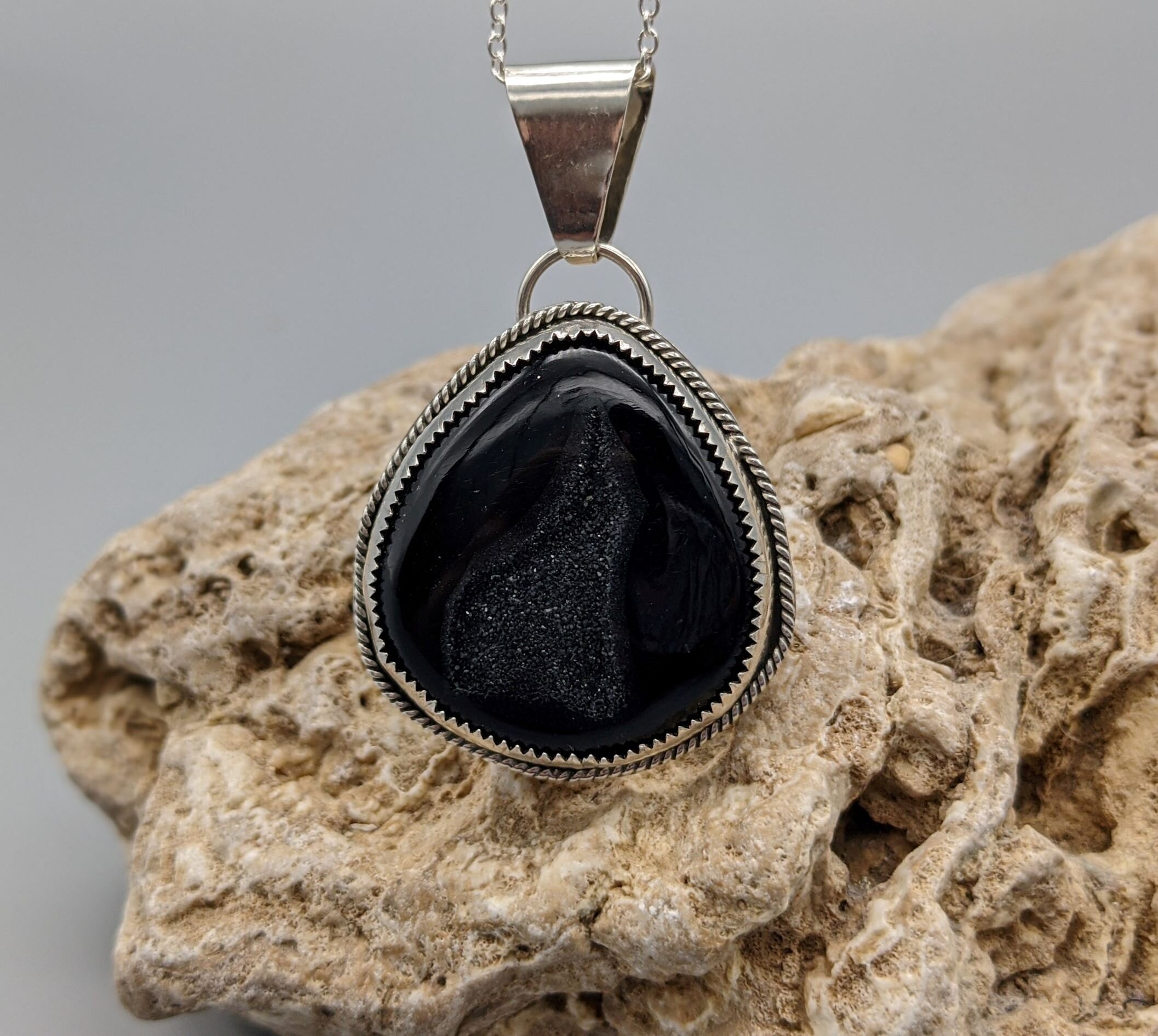 PendBlkDruzy1a.jpg