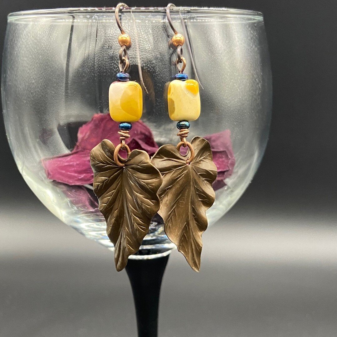 Give yourself some love this Valentines Day with these natural invigorating mookaite leaf earrings 😍MysticRavenDesign.com
#valentines2022 #valentinesgift #valentines #handmadejewelry #maker #artist #jewelrygifts #earrings #mookaite #crystals #rocks