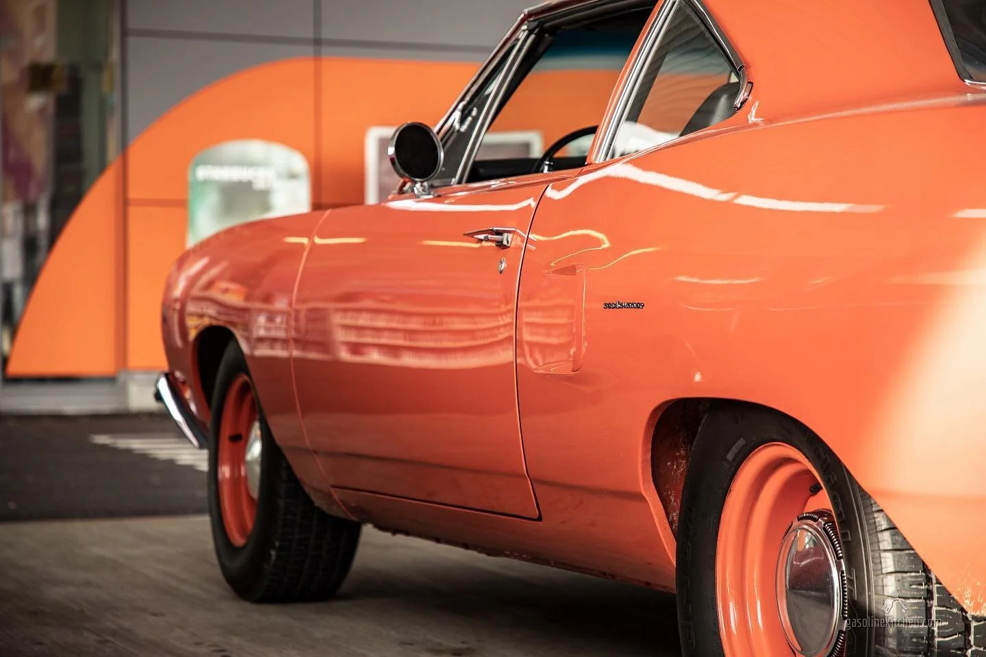 Clockwork Orange 🍊 
😍😍😍😍😍😍😍
~~~~~~~~~~~~~
Time to saddle up the #horses @thebarn_stlivres 
*.*.*.*.*.*.*.*.*.*.*.*.*
Thks @gasoline.kitchen for the #shot #📸 
. . .
#orange #orangemecanique #clockworkorange #plymouth #plymouthroadrunner #70ro