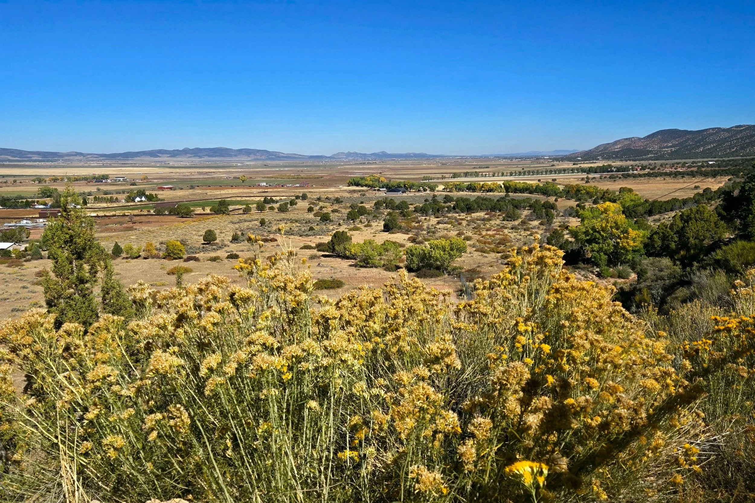 Scenic views on a hill looking north at Kanarra Falls trail.
