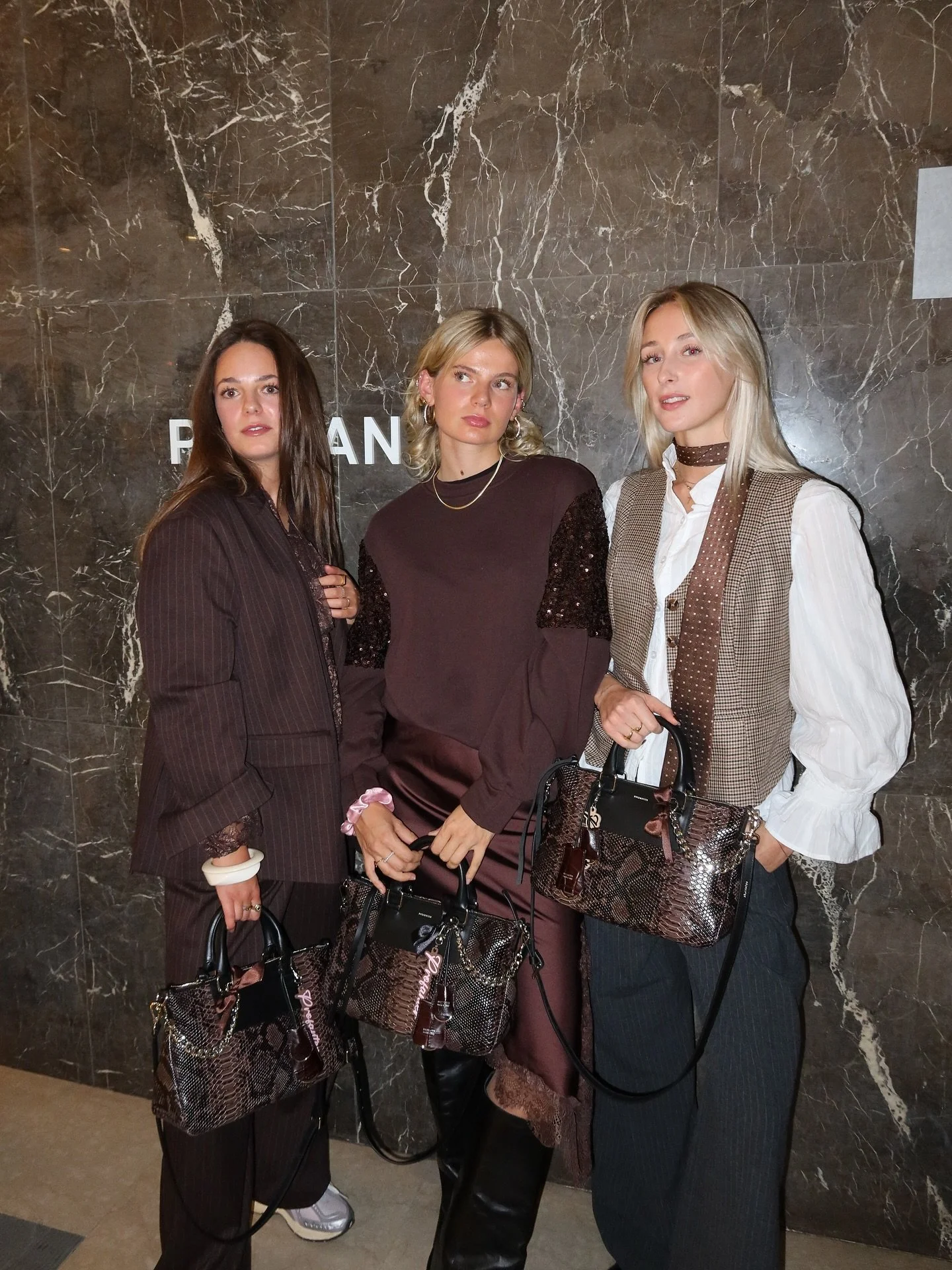 Girls X The Liv Bag 🐻🍂🤎👜🐻
#LivBag #ProfanterBag #ProfanterBagGirl #LeatherGoods #BagCharms #snapshots #launchevent #fashion