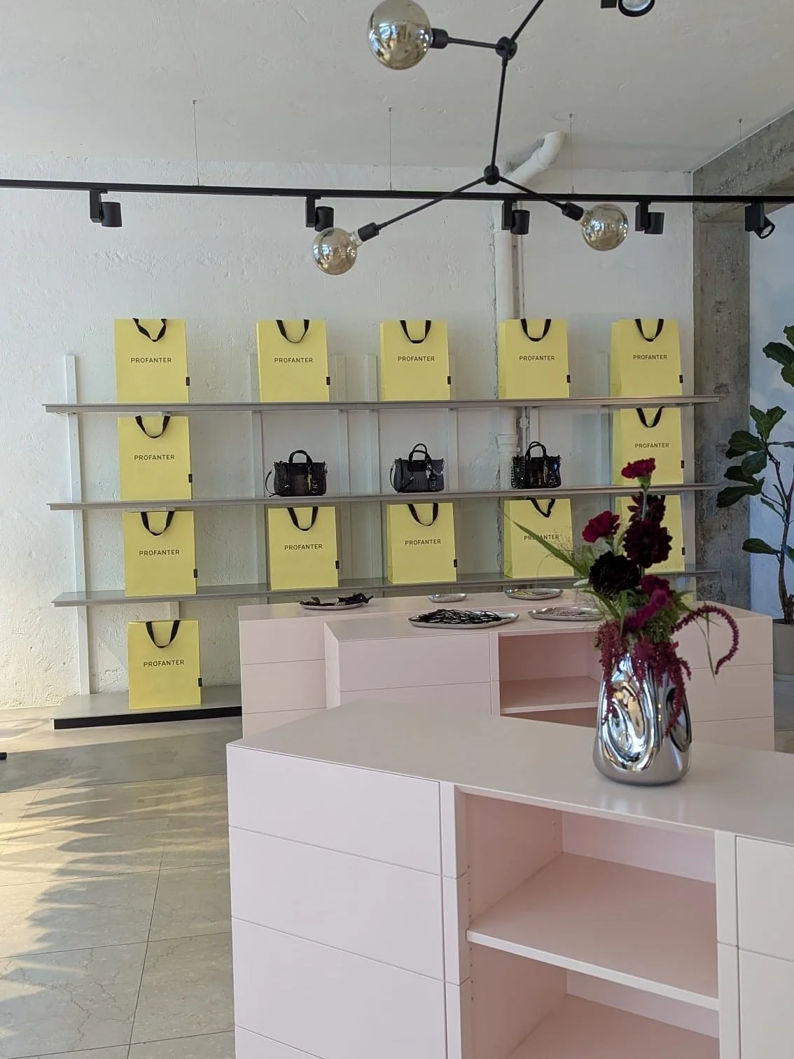 Swipe through to catch some highlights from the previous event! ✨
#ProfanterBags #BagLivLaunch #ProfanterFamily #EventRecap #BehindTheScenes #LaunchDayVibes