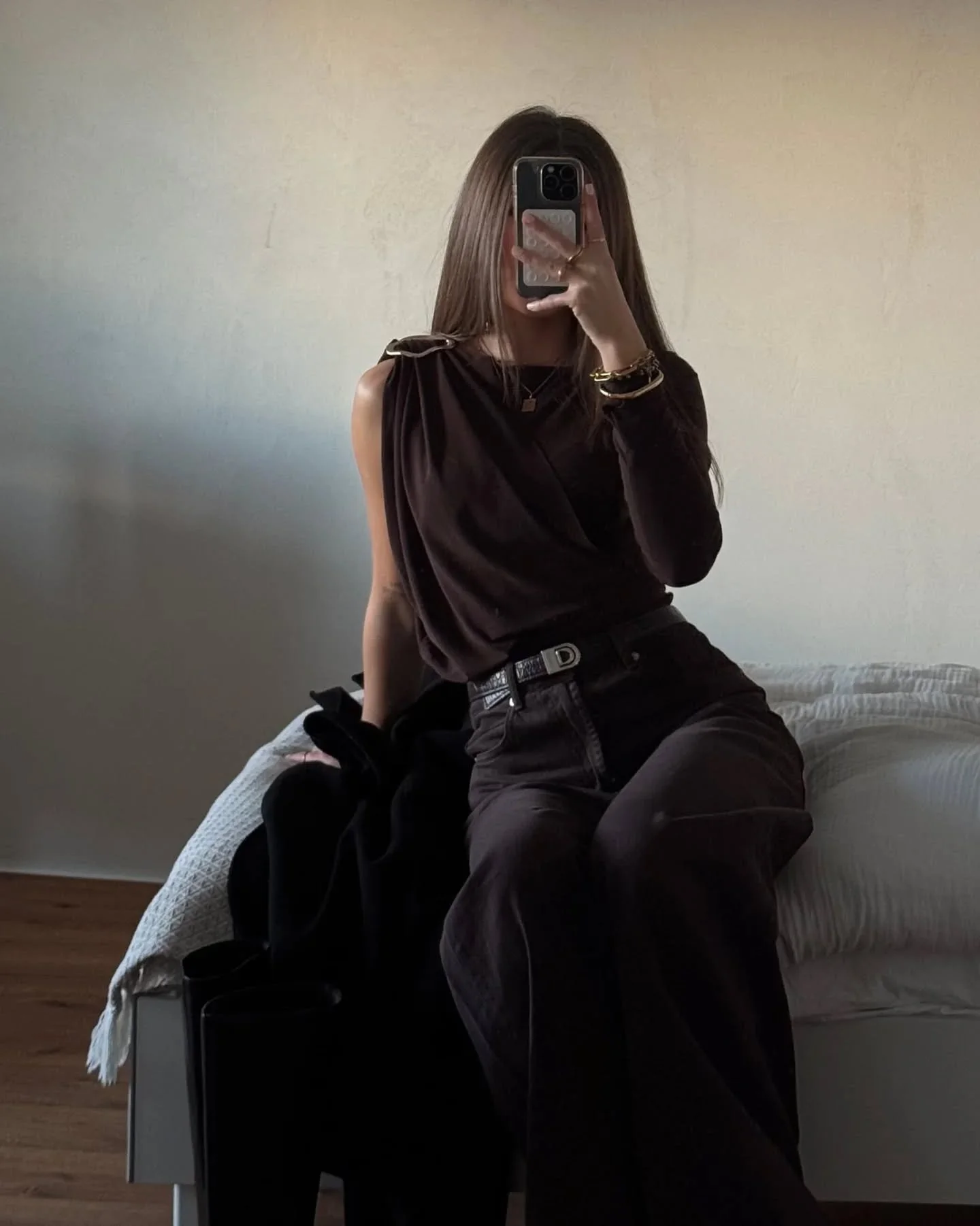 Monochromatic minimalism &ndash; the double faced belt Finn styled by stunning @evelyn.hfr
#finnbelt #profanterbags