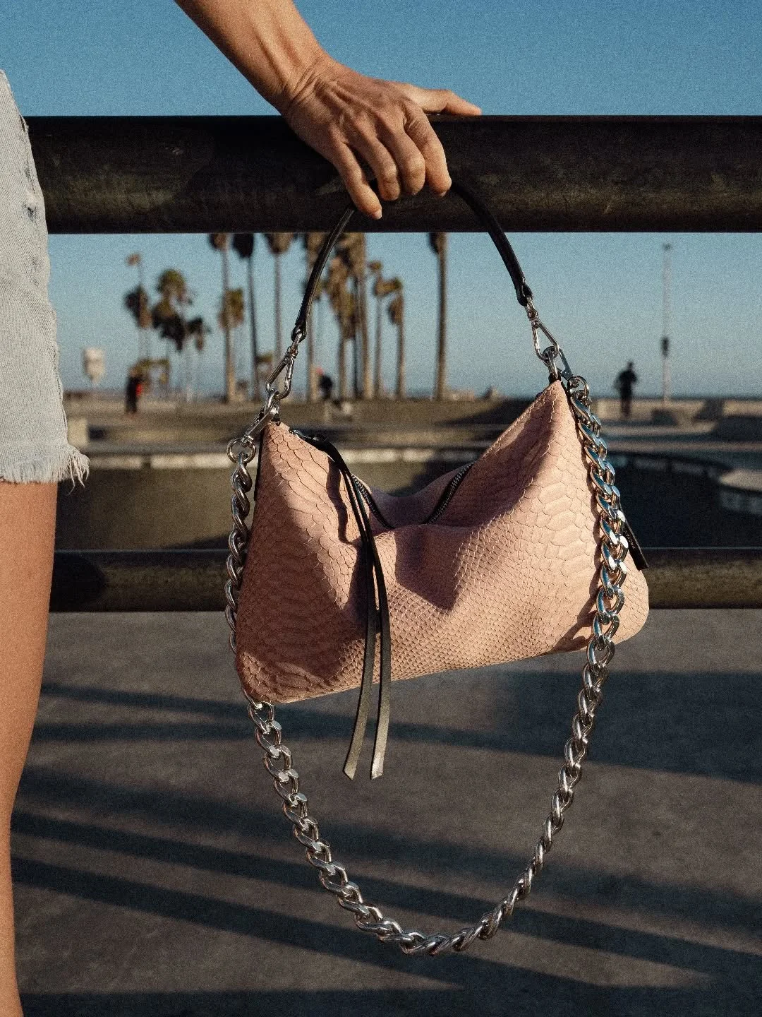 SPRING SUMMER 26 
OUR TESSA BERGEN BAG
PHOTOGRAPHED BY @lorenzklapferfilm 
MAY 2025
LOS ANGELES 
#ProfanterSS26 #profanterbags