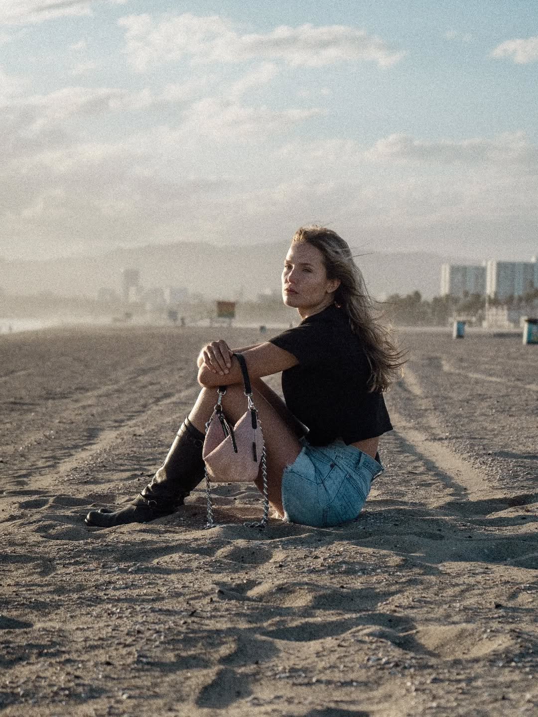 SPRING SUMMER 26 
@oberrauchsophie WITH OUR TESSA BAG 
PHOTOGRAPHED BY @lorenzklapferfilm 
MAY 2025
LOS ANGELES 

#ProfanterSS26 #profanterbags