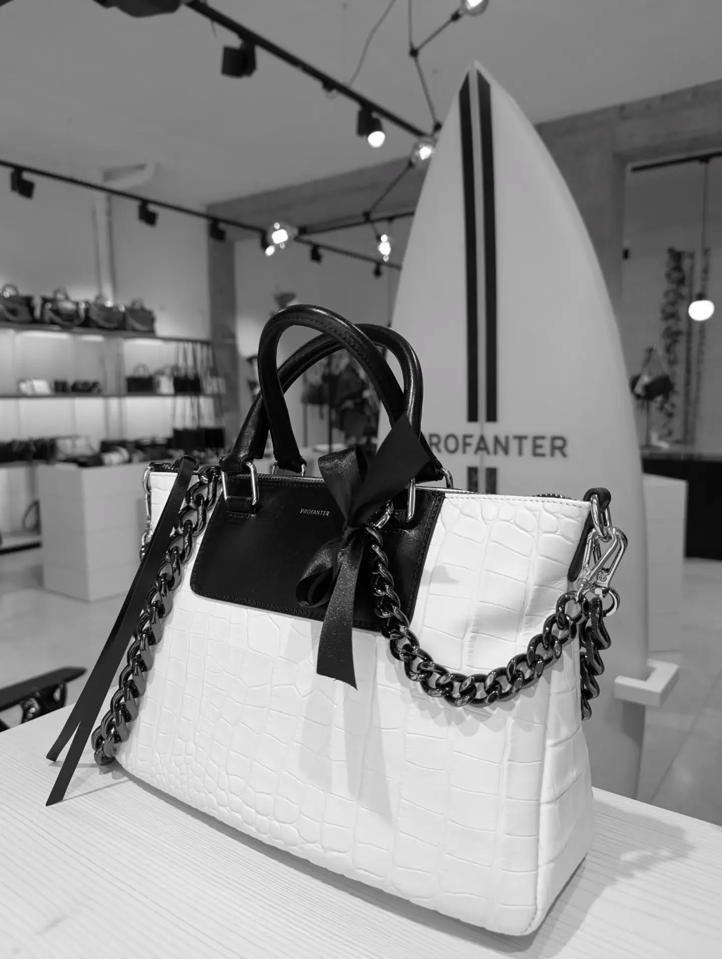 Made for warm days &ndash; our Iconic Liv bag in bianco
#livbag #profanterbags