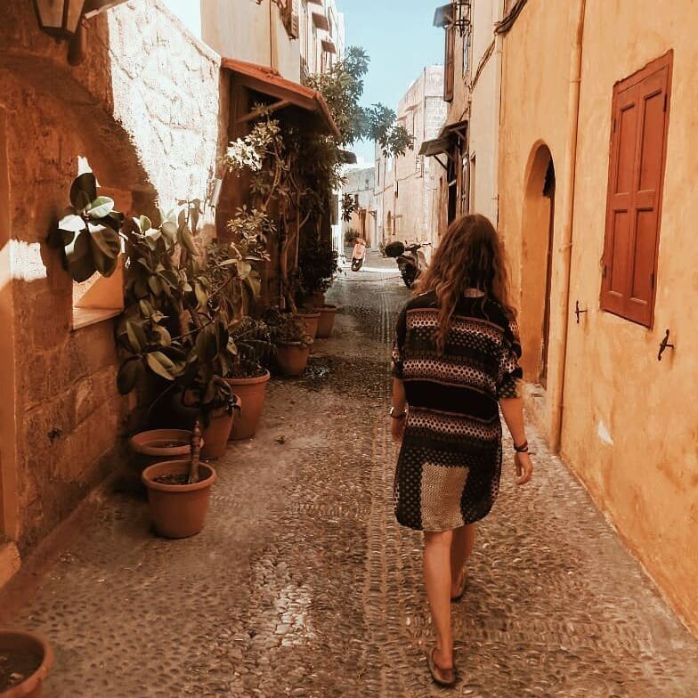 Rhodes old town -  trying to navigate ourselves to a bar with a view..🍻
.
.
.
.
 #exploretheglobe #instatravelguide #instatraveller #instatraveler #travelcaptures #instavacations #globelusters #travelphoto #travelblogger #travelphotooftheday #instap