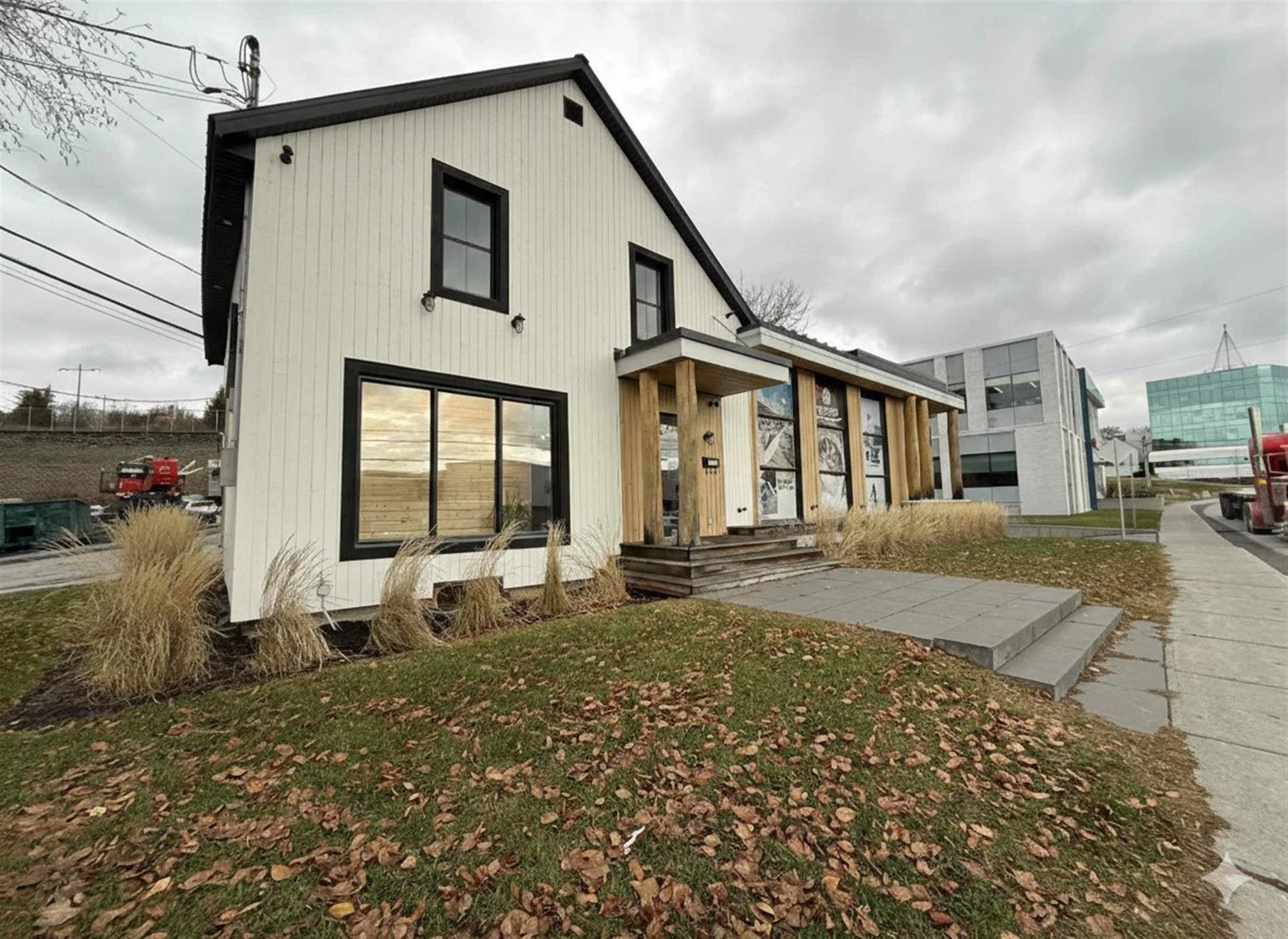 11305 1re Avenue, Saint-Georges, Chaudière-Appalaches
près de 113e Rue À LOUER

Bâtiment situé au coeur des affaires commerciales de Saint-Georges. Rénovée à grand frais en 2018, vous y retrouverez des espaces lumineux, un décor chaleureux avec finit