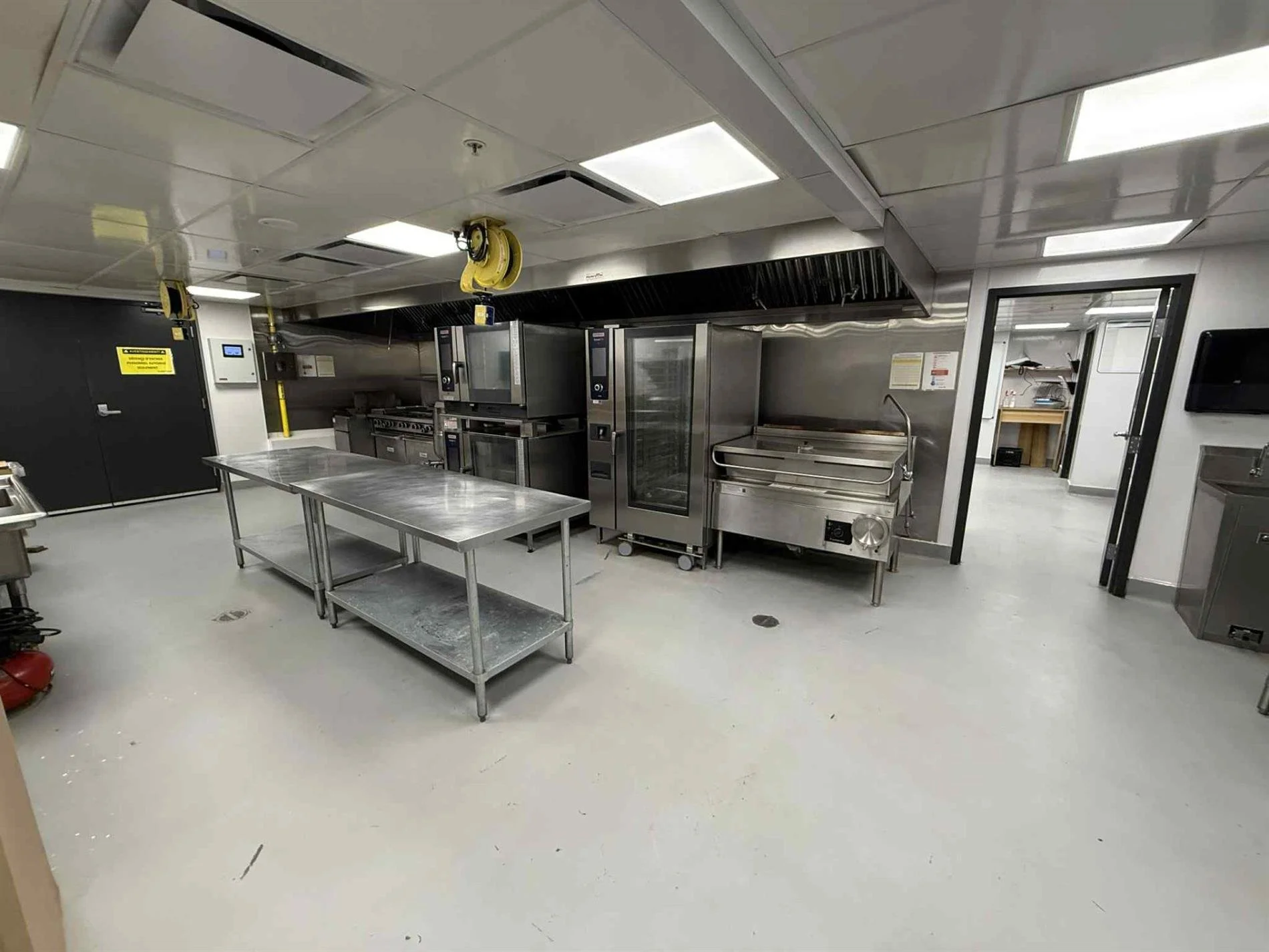 990 Route de l'Église, local B, Québec (Sainte-Foy/Sillery/Cap-Rouge), Capitale-Nationale près de Chemin des Quatre-Bourgeois À LOUER

Cuisine de production tout équipée à louer. Classification C1. Idéal pour traiteur ou usine de production alimentai