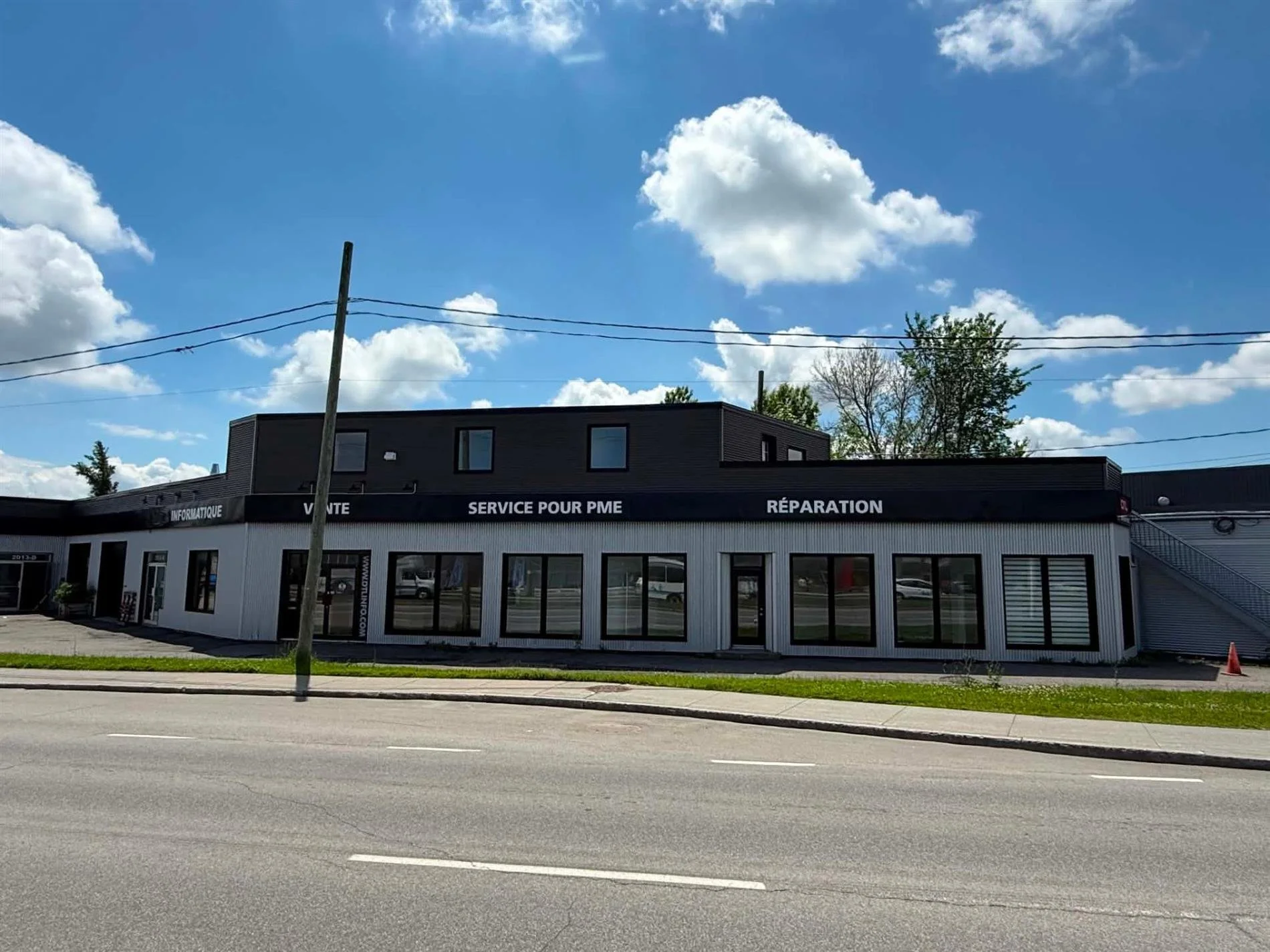 2013 Boul. Wilfrid-Hamel, local B, Québec (La Cité-Limoilou), Capitale-Nationale
près de Boul. Central À LOUER

Emplacement exceptionnel au coin de l'autoroute Robert-Bourassa et Wilfrid-Hamel. Face à McDonalds. Espace multifonctionnel muni d'une por