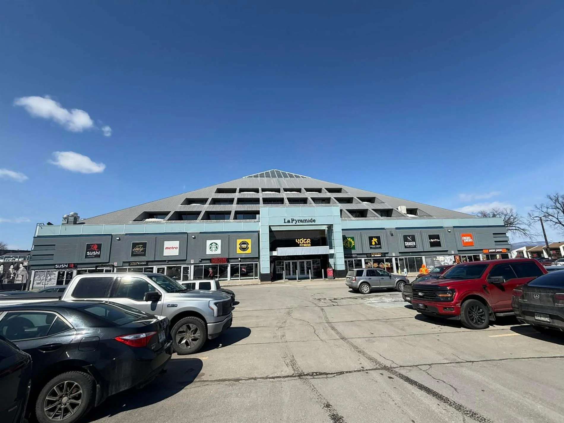 2360 Ch. Ste-Foy, local B, Québec (Sainte-Foy/Sillery/Cap-Rouge), Capitale-Nationale
près de Av. Néréé-Tremblay  À LOUER

Locaux à louer dans la Pyramide de Sainte-Foy! Ancien espace de ComediHa avec accès extérieur direct. Idéal bar, lieux de rassem