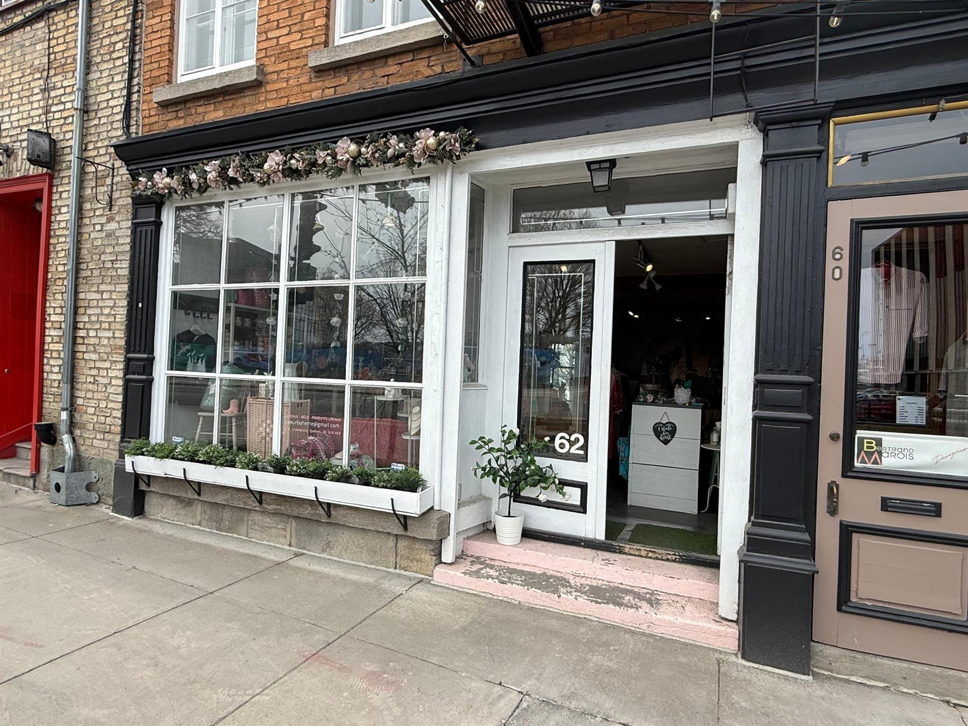 62 Boul. Champlain, Québec (La Cité-Limoilou), Capitale-Nationale À LOUER

Magnifique local commercial situé au coeur du quartier Petit-Champlain. Ce local ne fait pas partie de la coopérative. Vous serez donc libre de votre destinée. Aucune restrict
