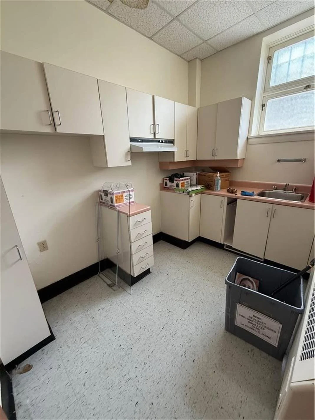 6670 Rue St-Louis-de-France, local 100, Lévis (Desjardins), Chaudière-Appalaches
près de Rue Saint-Omer À LOUER

Espace de 7160 pieds carrés composé d'une grande salle pour rassemblement (52' x 82').Espace arrière avec 3 bureaux + 1 cuisine. Espace s