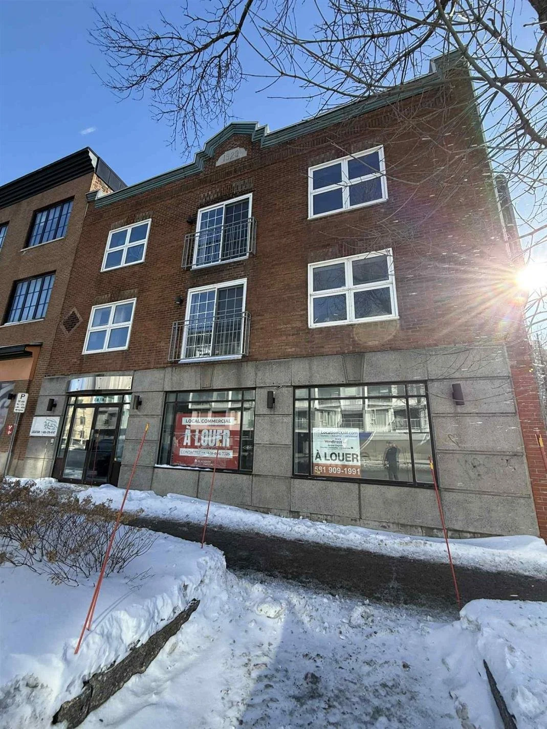 31 Boul. Charest O., Québec (La Cité-Limoilou), Capitale-Nationale
près de Boul. Langelier À LOUER

Rez-de-chaussée commercial d'une superficie de 2500 pieds carrés offrant un espace fonctionnel comprenant 6 bureaux, une grande aire de réception, une
