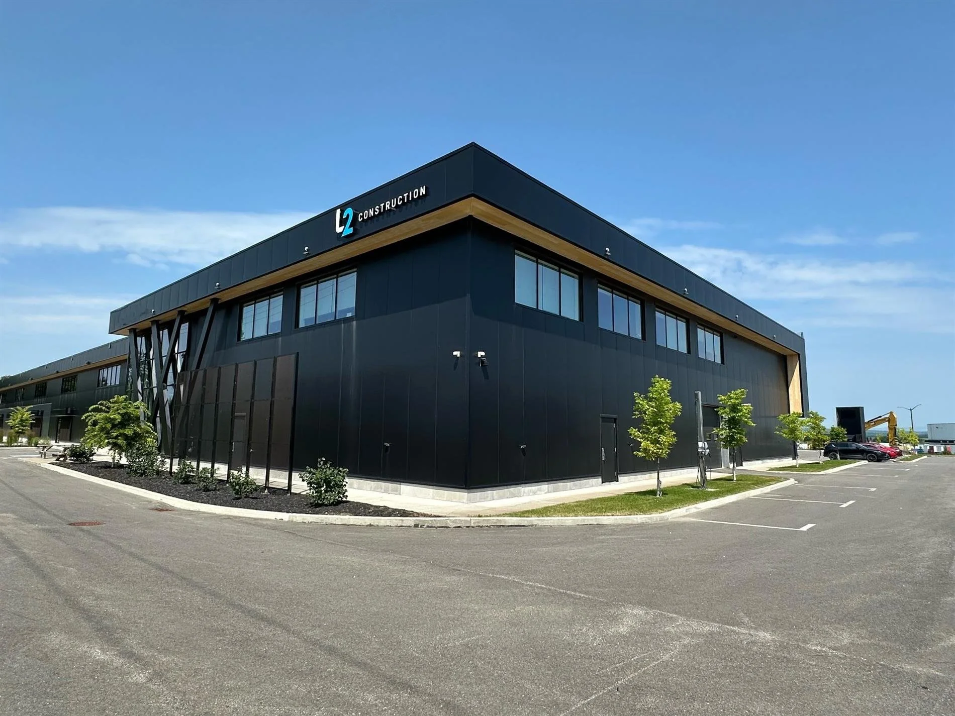 265 Rue de Singapour, local 101, Saint-Augustin-de-Desmaures, Capitale-Nationale À LOUER 

Superbe local entièrement aménagé et climatisé. Hauteur libre de 24 pieds. Superficie au sol 10 000 pieds carrés et 4000 pieds carrés au 2e étage. Aménagement 