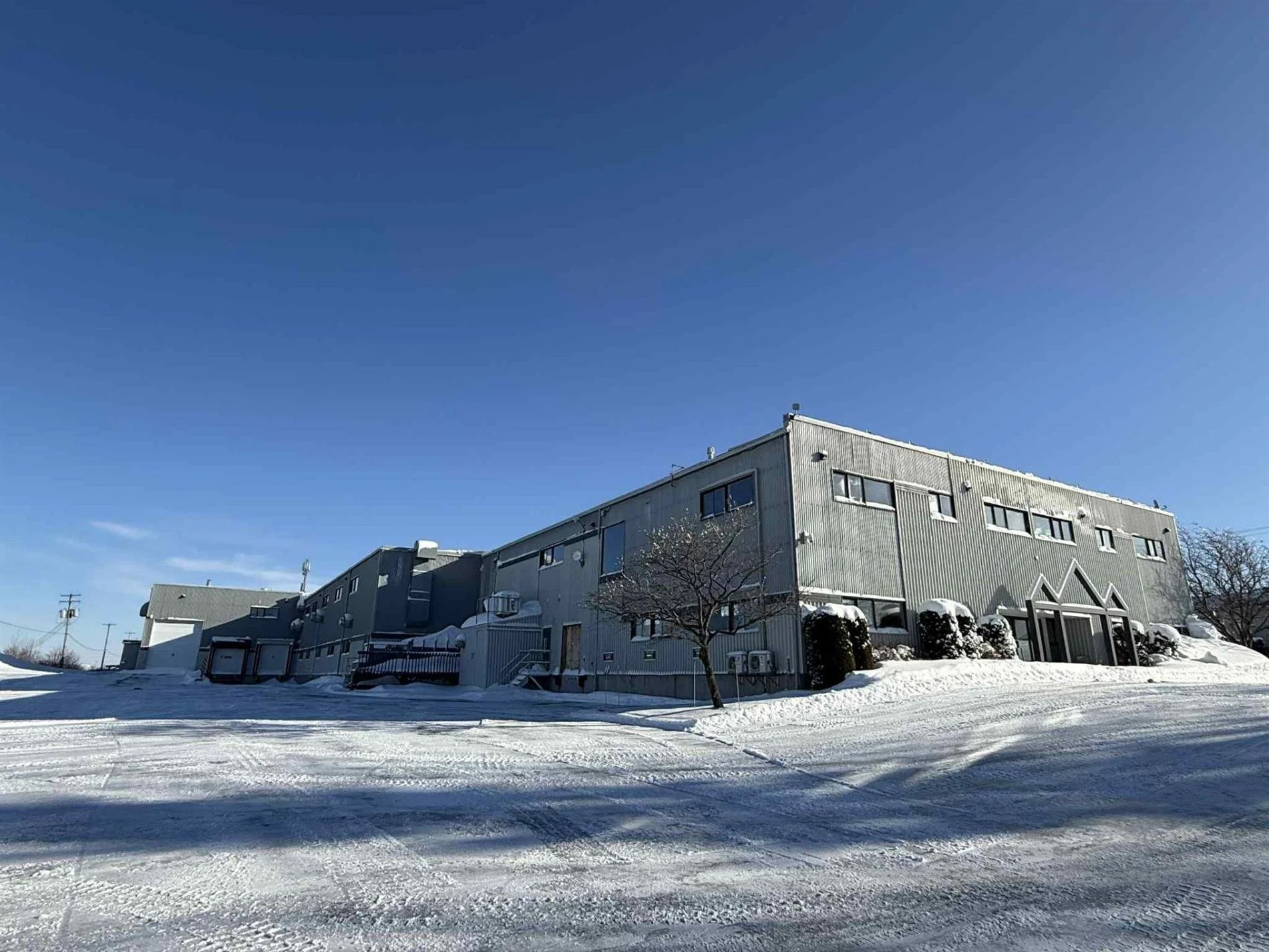 30 Rue des Grands-Lacs, local 102, Saint-Augustin-de-Desmaures, Capitale-Nationale
près de Route 138 À LOUER

Immeuble industriel offrant un local d'une superficie de 21 064 pi². Entrée électrique grande puissance 600 volts. Construction en acier ave