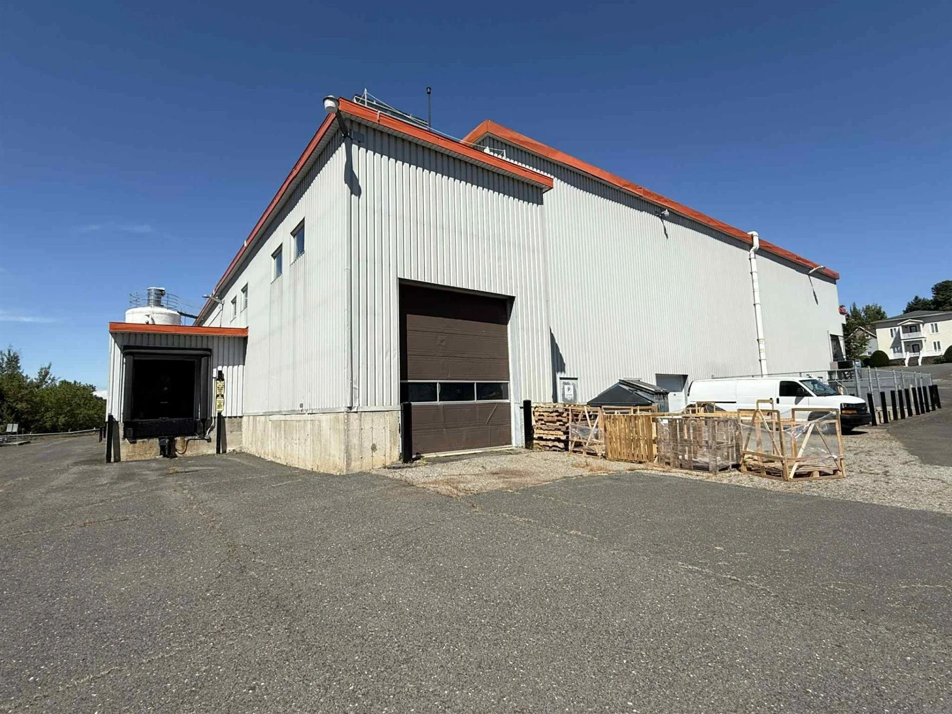 254 Rue Principale, local 002, Saint-Anselme À LOUER

9000 pieds carrés disponibles. 2 portes de garage au sol et 1 quai de chargement. Hauteur libre 28 pieds pour 25% et 9 pieds pour le reste. Grand terrain extérieur asphalté. Accès à l'électricité 
