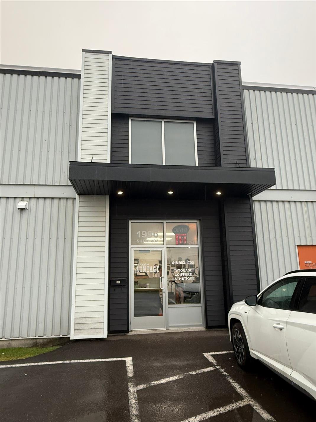 1996 3e Rue, Lévis (Les Chutes-de-la-Chaudière-Est), Chaudière-Appalaches
Local aménagé en salon de coiffure + 3 bureaux fermés pour soins. Plusieurs sorties de plomberie. Visibilité directement en façade de Taniata avec possibilité d'affichage. Gran