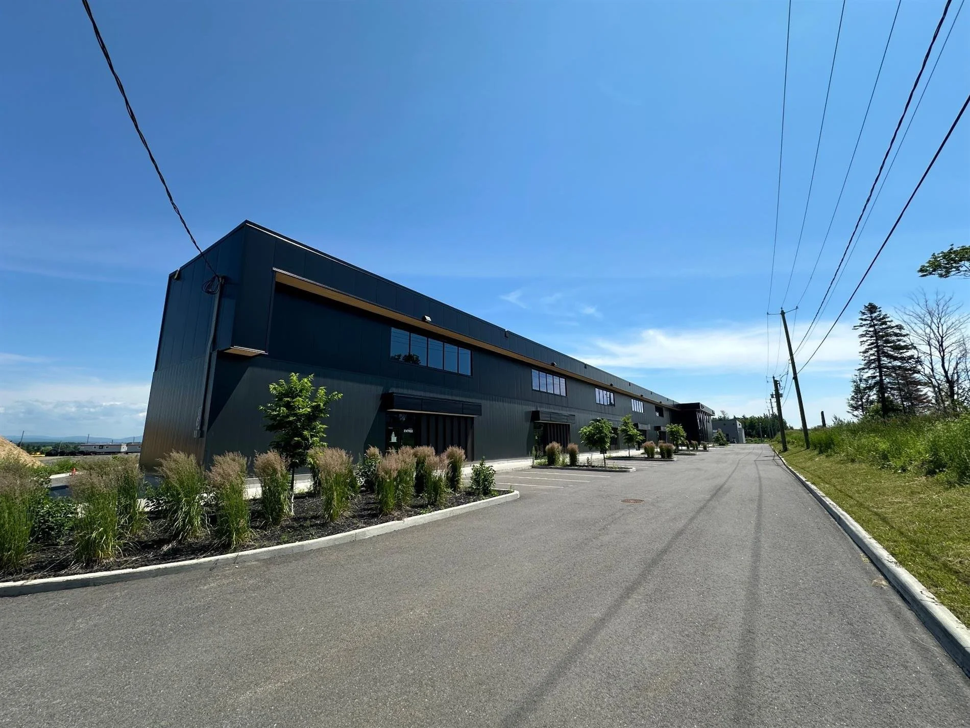 265 Rue de Singapour, local 107, Saint-Augustin-de-Desmaures À LOUER

Superbe bâtiment industriel neuf avec hauteur libre de 24 pieds. Local disponible de 7820 pieds carrés avec porte de garage au sol disponible immédiatement. Possibilité jusqu'à 15 
