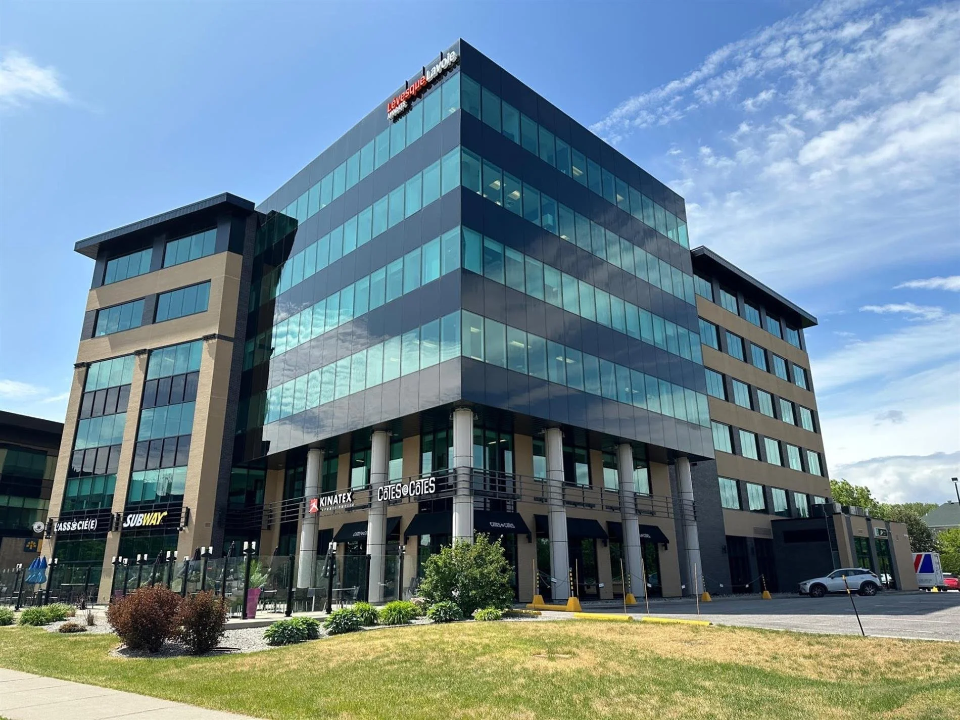 1280 Boul. Lebourgneuf, local 420, Québec (Les Rivières), Capitale-Nationale À LOUER 

Venez positionner votre entreprise dans un éco-système axé sur le bien être des occupants et de leurs clients. Superbe espace de bureau situé au 4e étage d'un comp