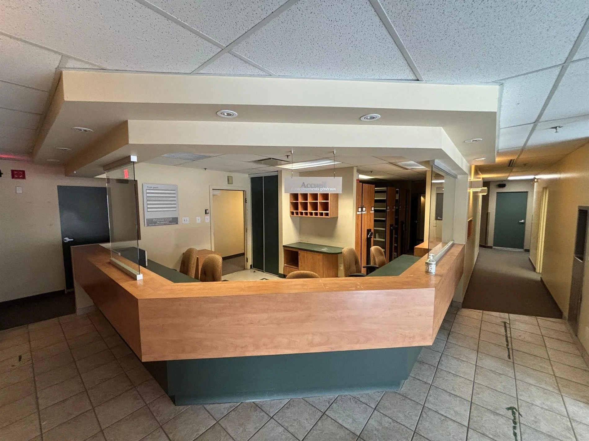22876870
3730 Rue du Campanile, local 104, Québec (Sainte-Foy/Sillery/Cap-Rouge), Capitale-Nationale près de Rue Grandjean À LOUER

Local commercial avec beaucoup de luminosité et de potentiel au coeur de la rue du Campanile. Ancienne clinique médica