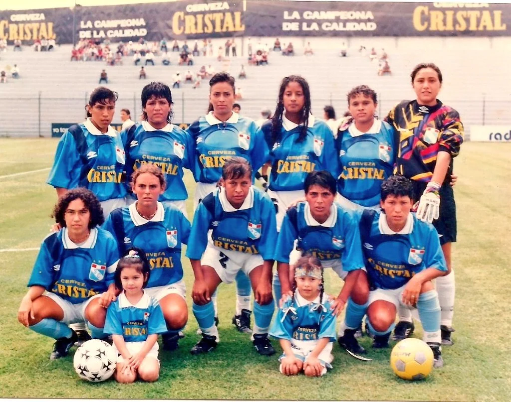 Equipo femenino de Sporting Cristal, entren los años 1998 y 2000 dónde Olenka ganó tres títulos de forma consecutiva. (Fila superior desde la izquierda a la derecha la tercera es Olenka)